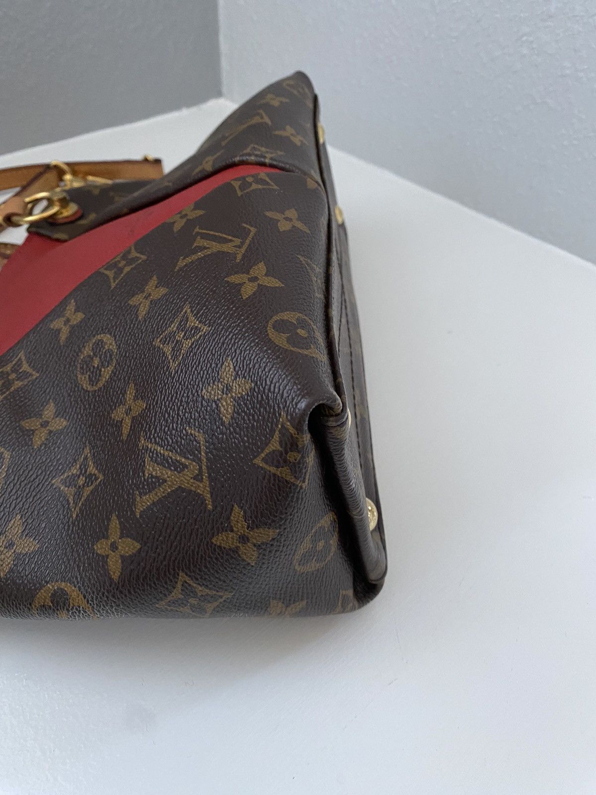 Louis Vuitton Authentic Louis Vuitton V Tote BB Size ONE SIZE - 5 Thumbnail