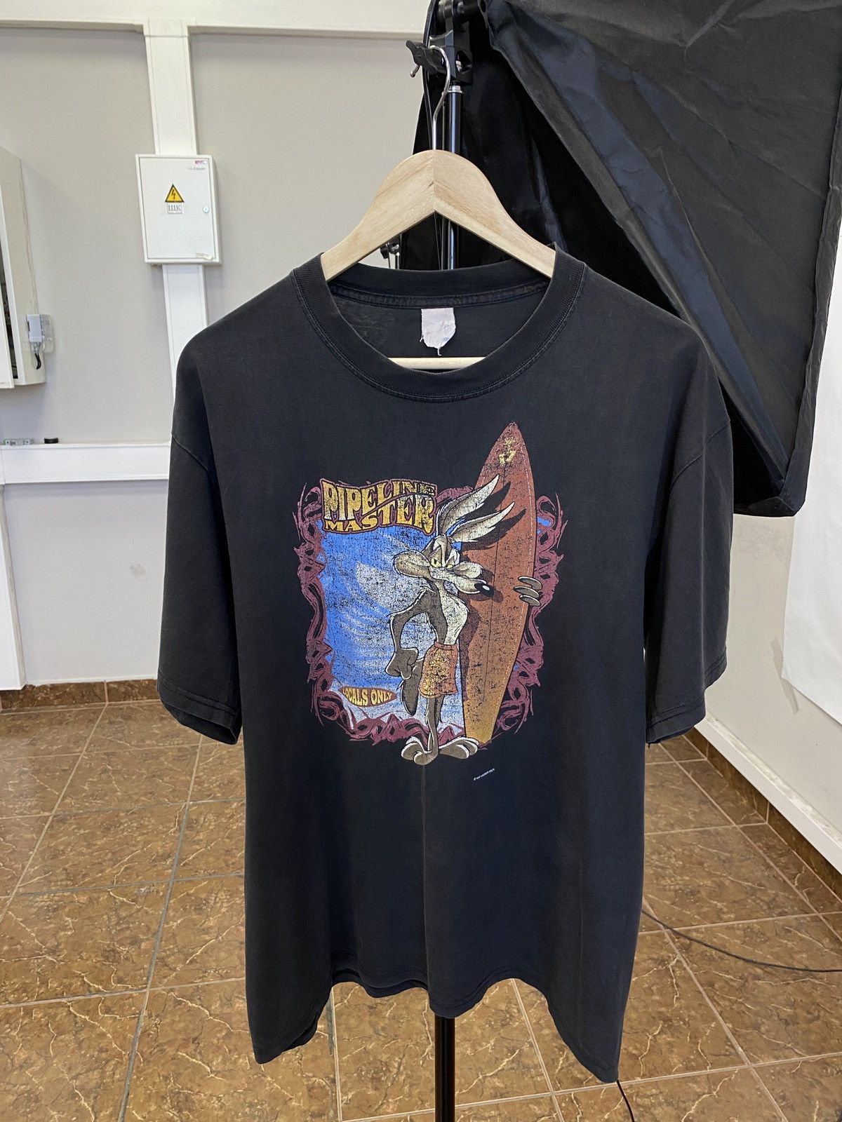 Warner Bros Vintage 1997 Willie E Coyote tee Pipeline Muster surfboard Size US M / EU 48-50 / 2 - 1 Thumbnail