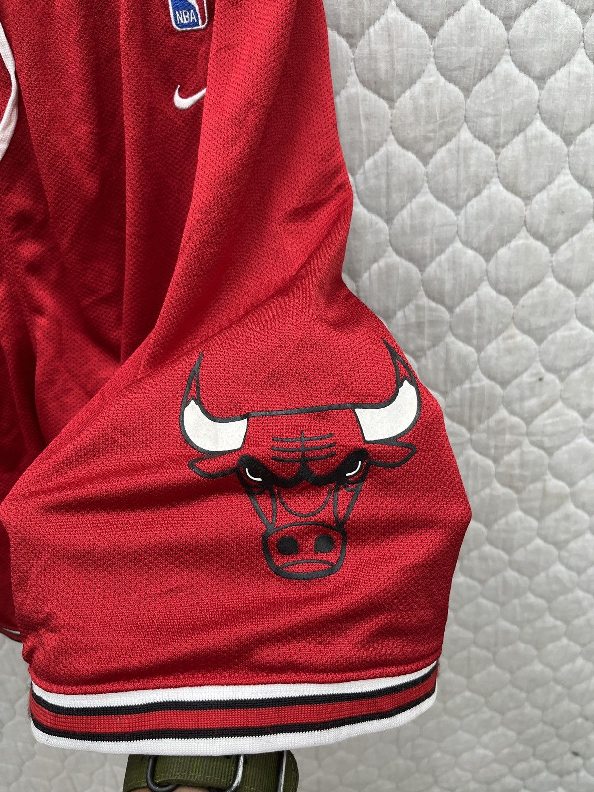 Nike 🔥🔥🔥STEALS VTG NIKE NBA CHICAGO BULLS SHORTS Size US 36 / EU 52 - 5 Thumbnail