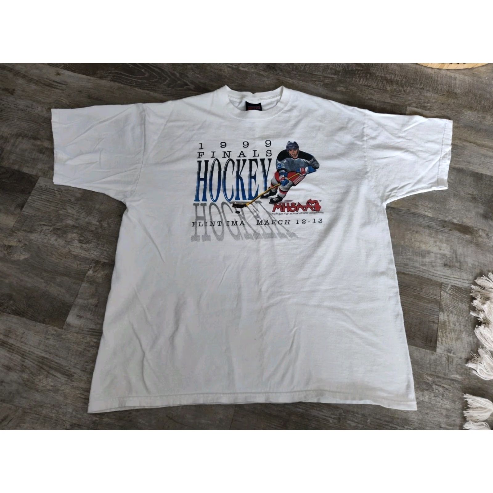 Soffe VINTAGE 1999 MHSAA Michigan High School Hockey Finals T-Shirt XL White Graphic Print Mens Size US XL / EU 56 / 4 - 2 Thumbnail