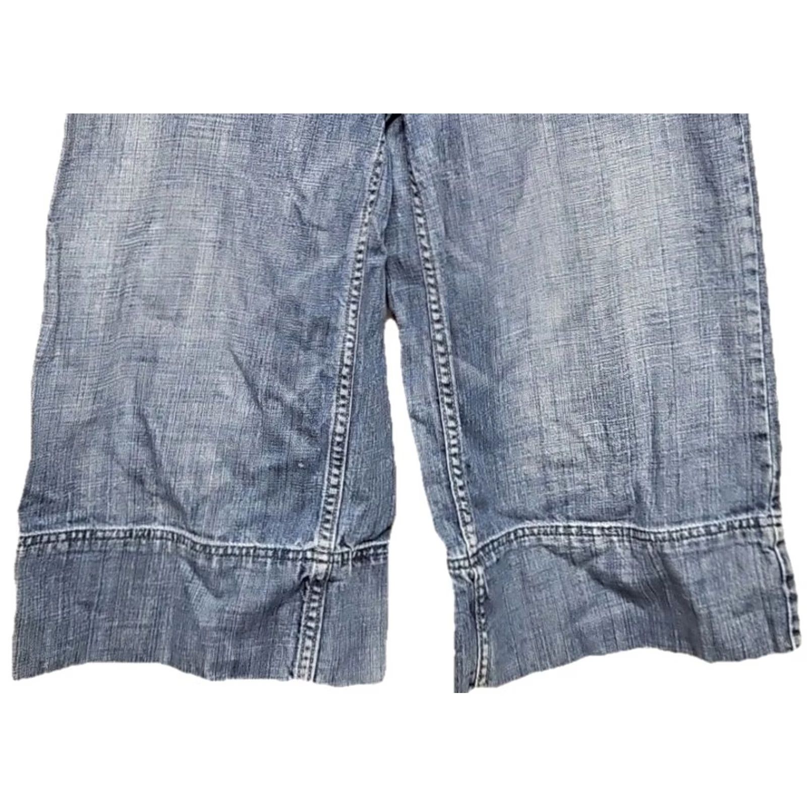 American Eagle Outfitters AE Y2K Light Wash Wide Leg Bermuda Shorts Size 6 Blue Denim Cotton Blend Flat Front Zip Inseam 16 Womens AAEO Size 28" / US 6 / IT 42 - 3 Thumbnail