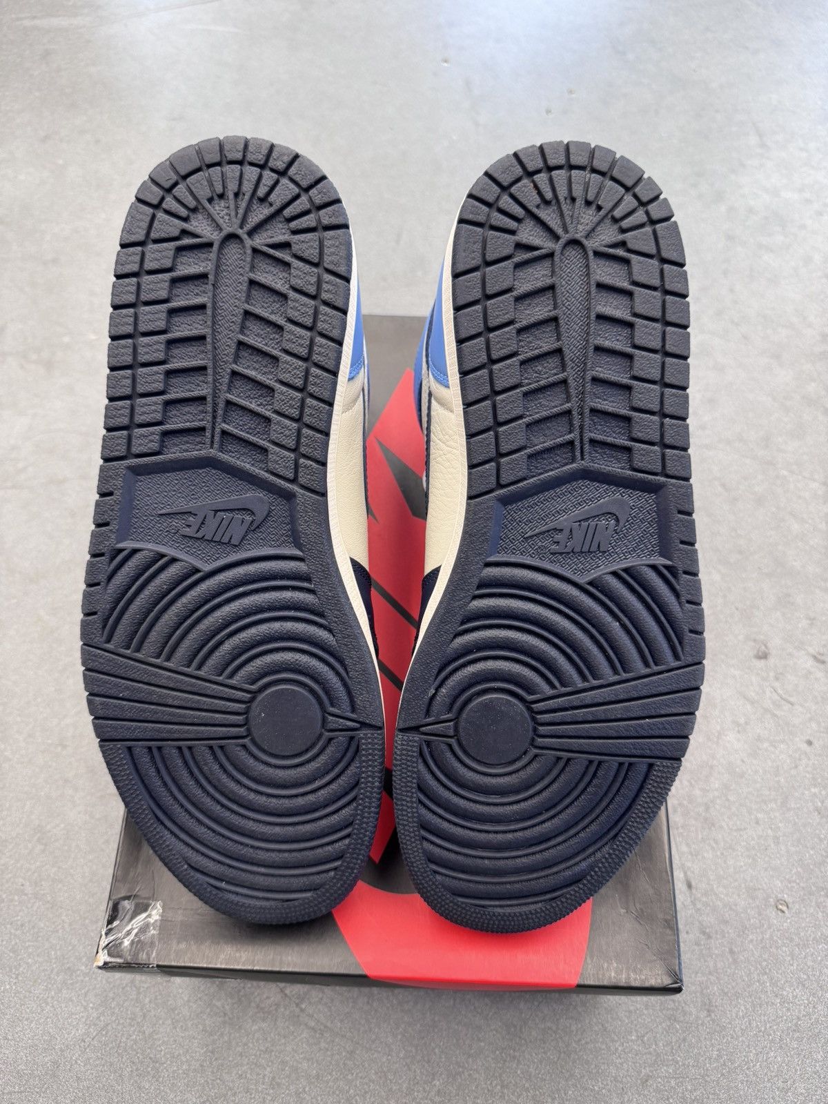 Jordan Brand 2019 Jordan 1 Retro High Obsidian Size US 10.5 / EU 43-44 - 10 Thumbnail
