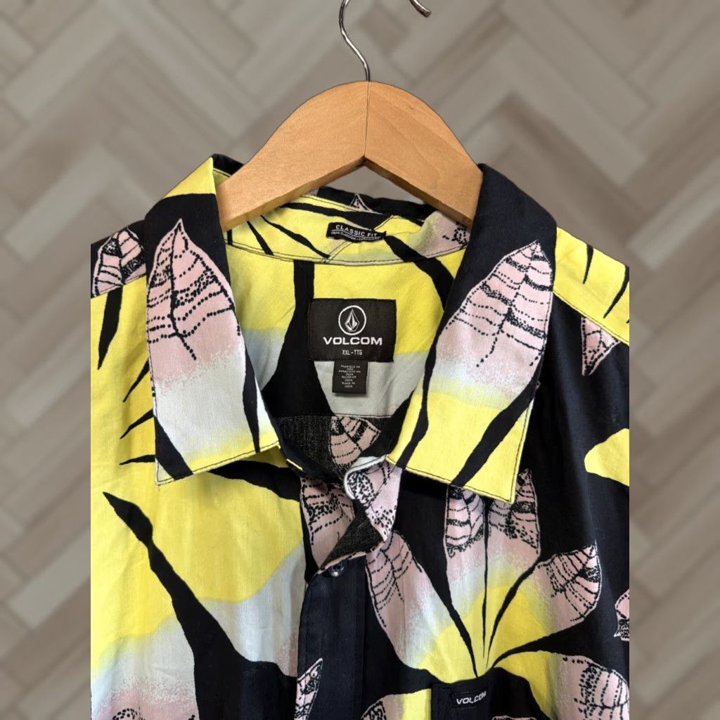 Volcom Volcom Mens Button-Up Hawaiian Shirt 2XL Floral Pattern Classic Fit Size US XXL / EU 58 / 5 - 1 Thumbnail
