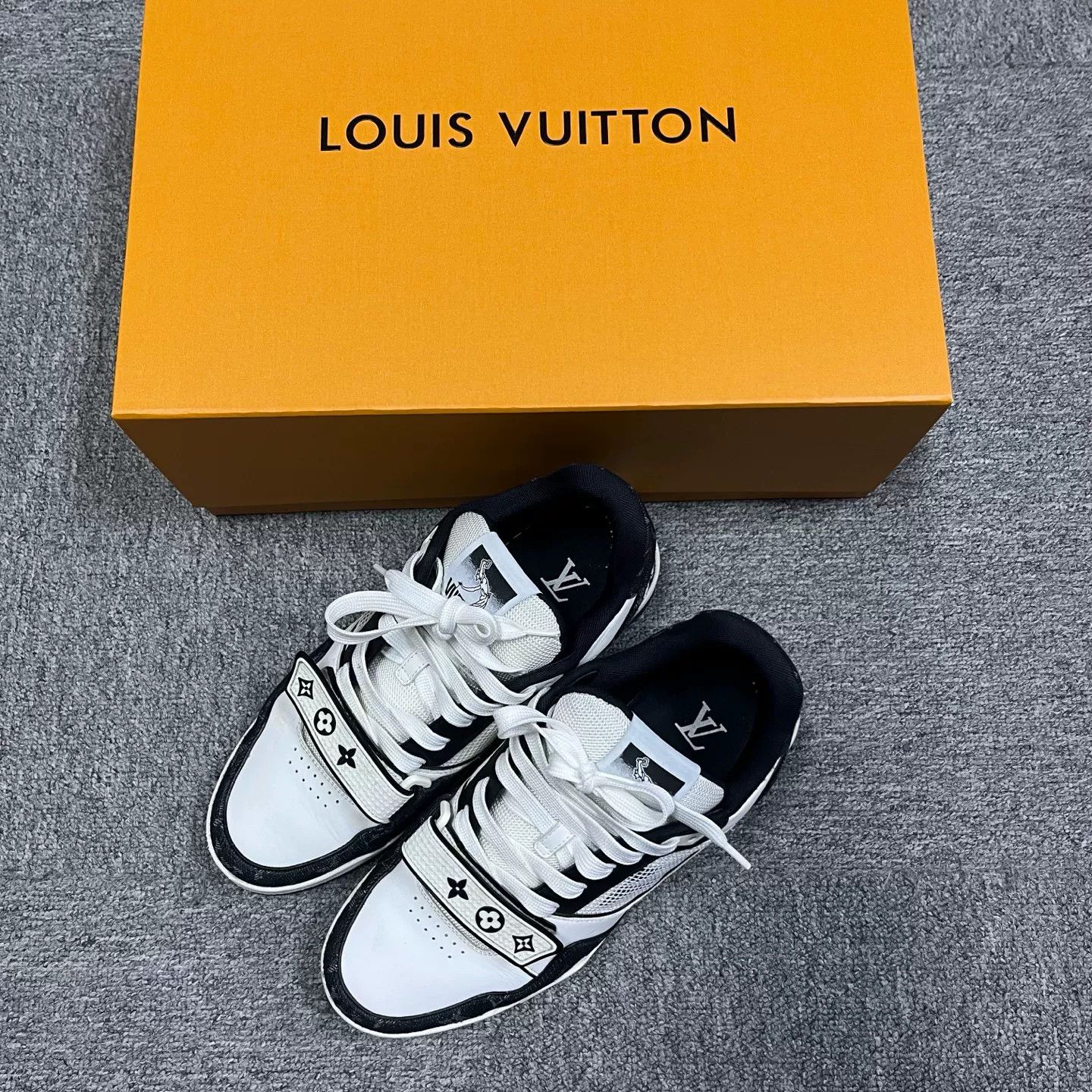 Louis Vuitton Louis Vuitton Leather Black Lowtop Sneakers 7 Women Size US 7 / IT 37 - 1 Thumbnail