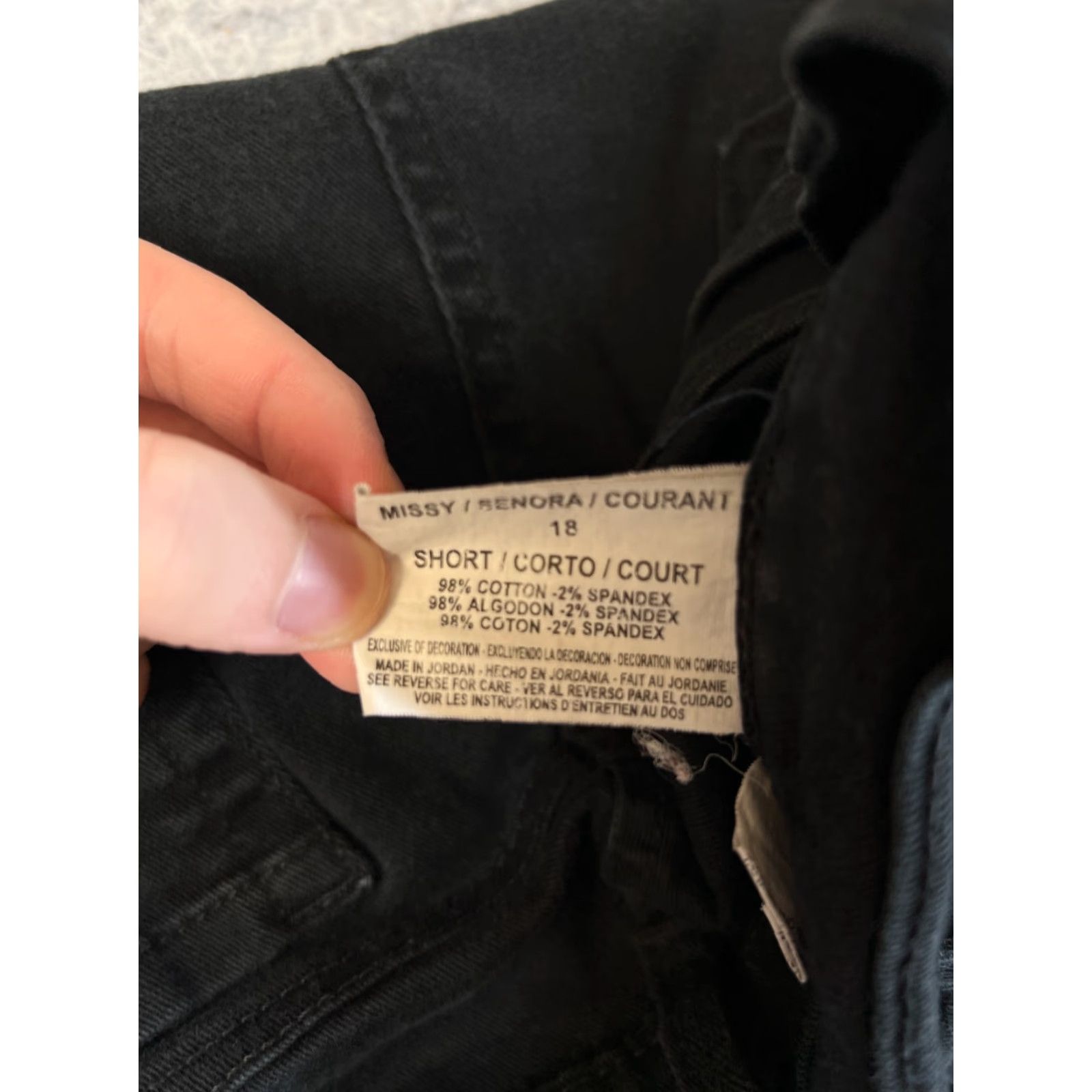 Gloria Vanderbilt Gloria Vanderbilt Jeans Women 18 Black Straight Leg 28L 35W Cotton Blend 5-Pocket Zipper Button Logo Denim Modern Calf Length Mens? Wait. Size 40" / US 18 - 5 Thumbnail