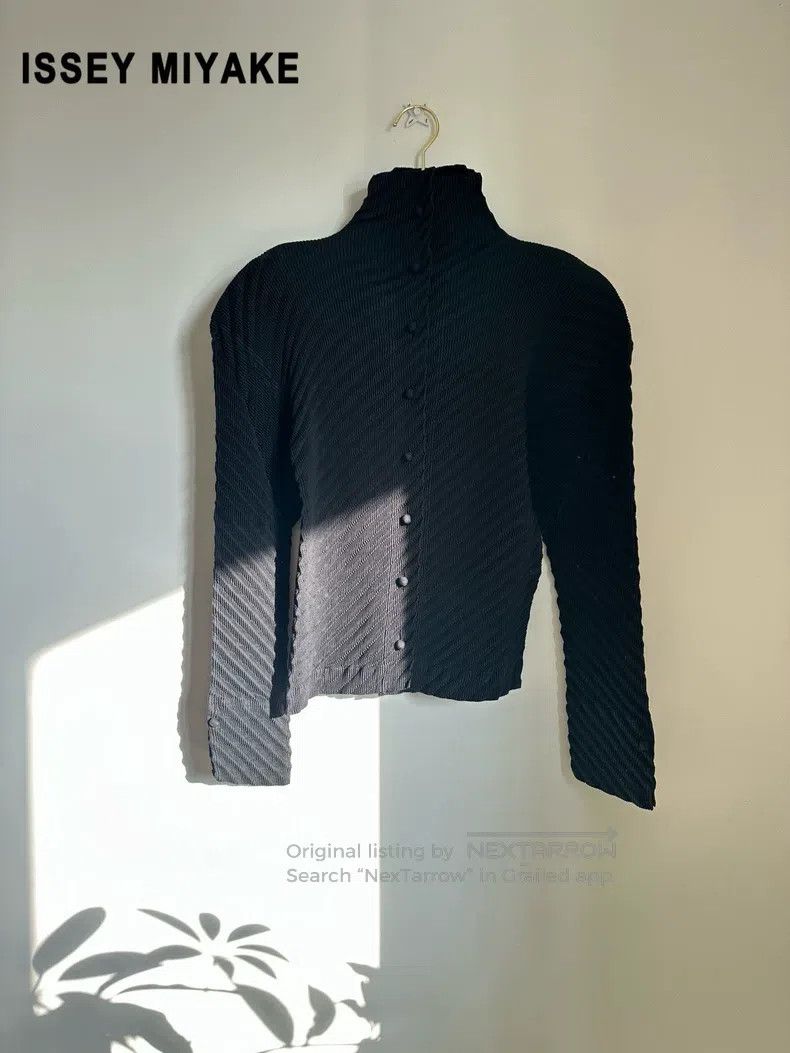Issey Miyake Issey Miyake Main Line Frog Button Heavy-duty Small Fish S Size M / US 6-8 / IT 42-44 - 1 Thumbnail