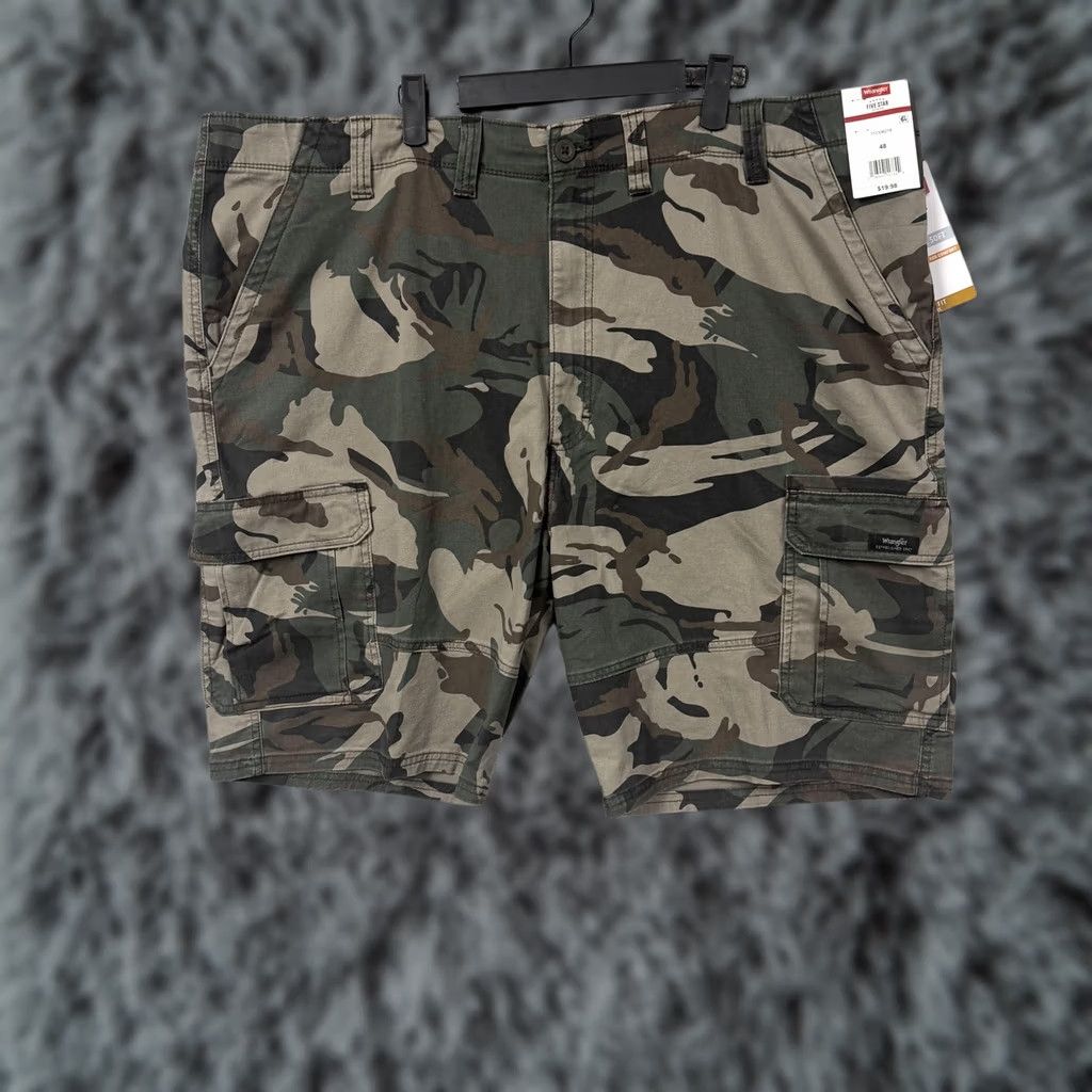 Wrangler Wrangler Cargo Shorts 48x9.5 Relaxed Fit Woodland Camo Epic Soft Skater Gorpcore Men Cargo Short Camouflage Green 90s? Size US 32 / EU 48 - 1 Thumbnail