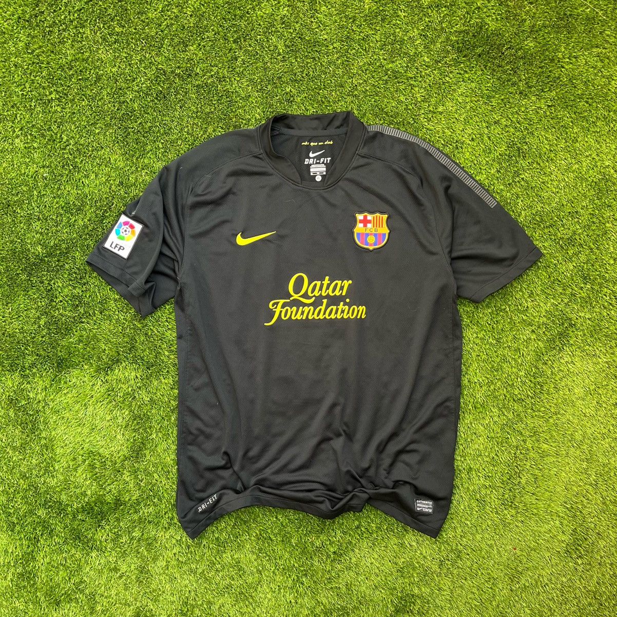 Nike FC Barcelona 2011/12 Away Jersey Nike Vintage Football Shirt Size US XL / EU 56 / 4 - 3 Thumbnail