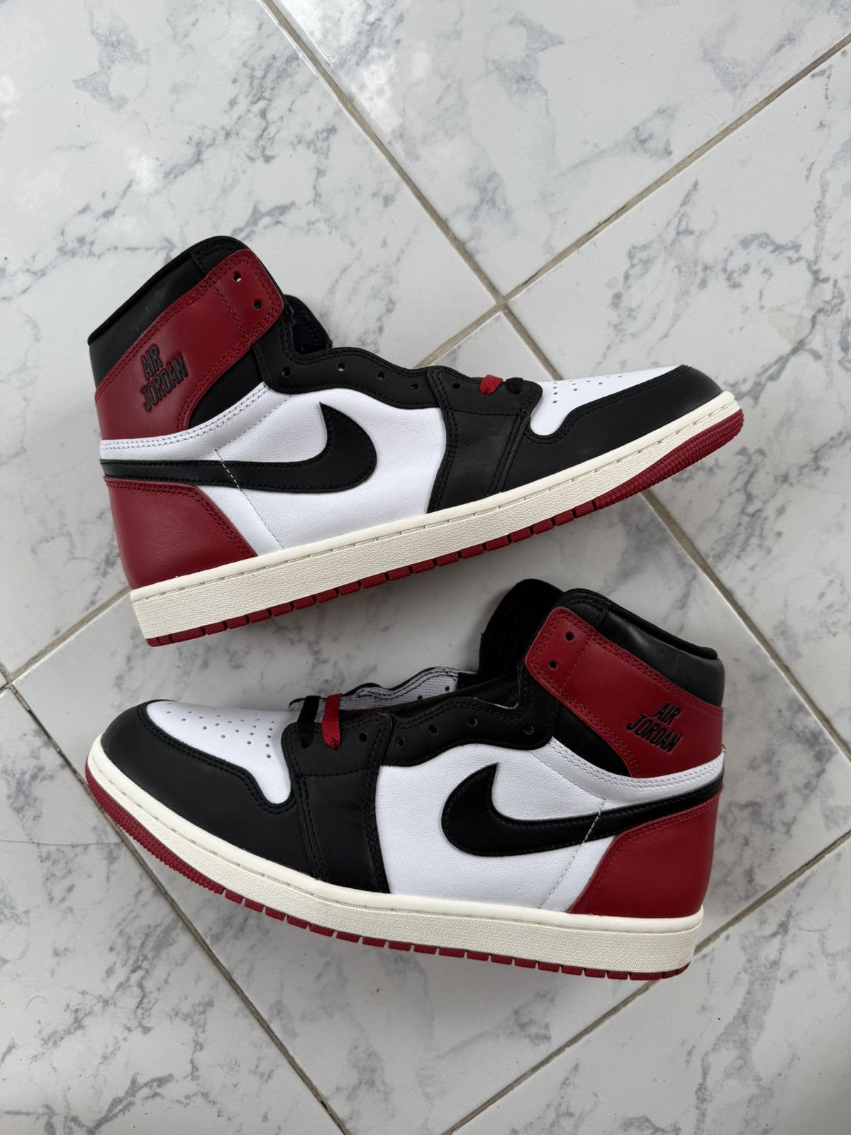 Air Jordan 1 black Toe
