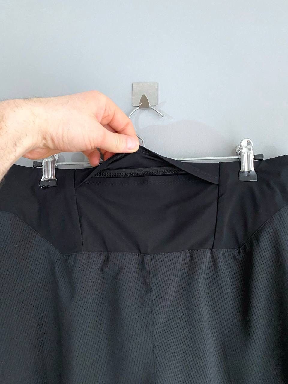 On On Cloud Running Swiss Lightweight Men's Shorts, Size M/W32 Size US 32 / EU 48 - 10 Thumbnail