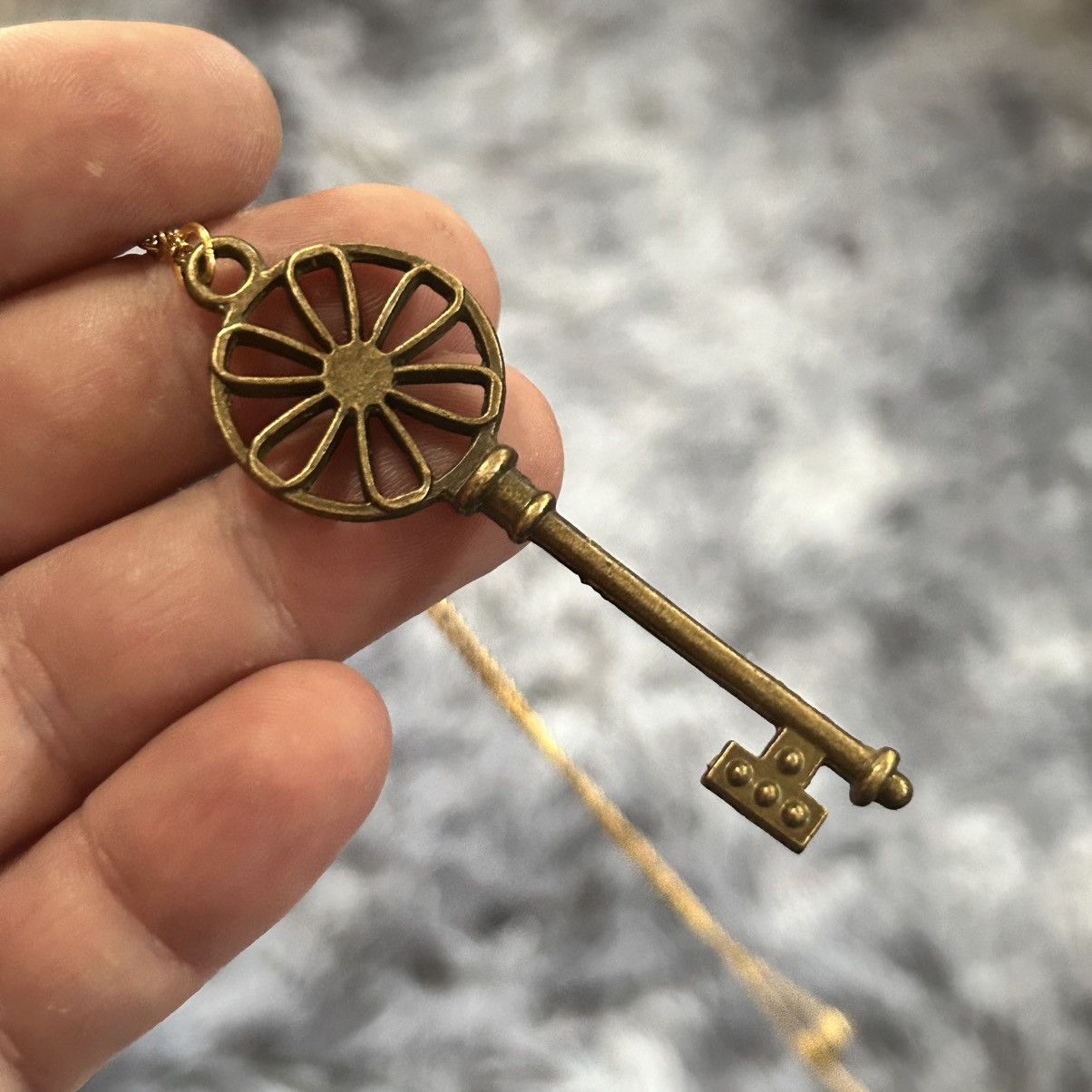 Handmade Handcrafted vintage peridot stone skeleton key necklace Size ONE SIZE - 6 Thumbnail