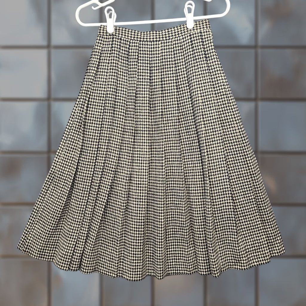Talbots VINTAGE Talbots Skirt Womens 8 Black Houndstooth Wool Pleated Side Zip Classic Womens Size 30" / US 8 / IT 44 - 1 Thumbnail