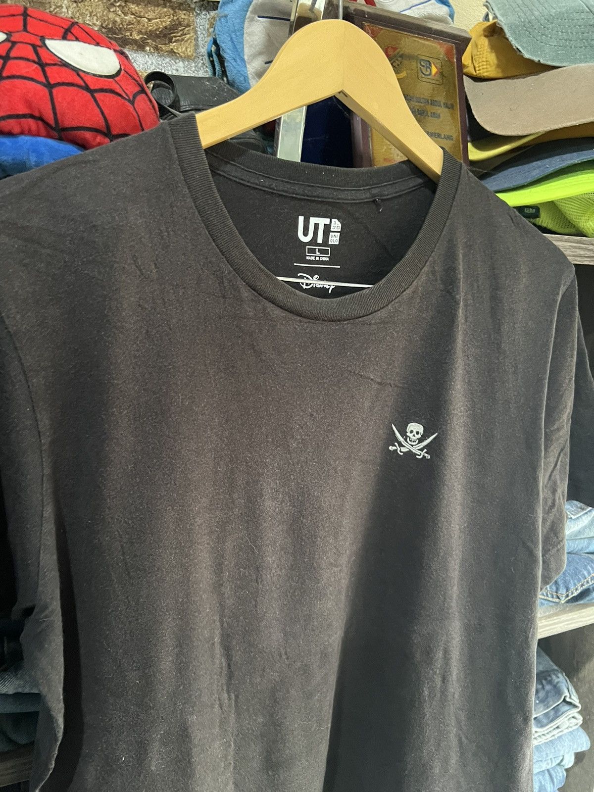 Disney 🔥Sun Faded Uniqlo Disney Pirates of The Carribean Tee Size US M / EU 48-50 / 2 - 8 Thumbnail
