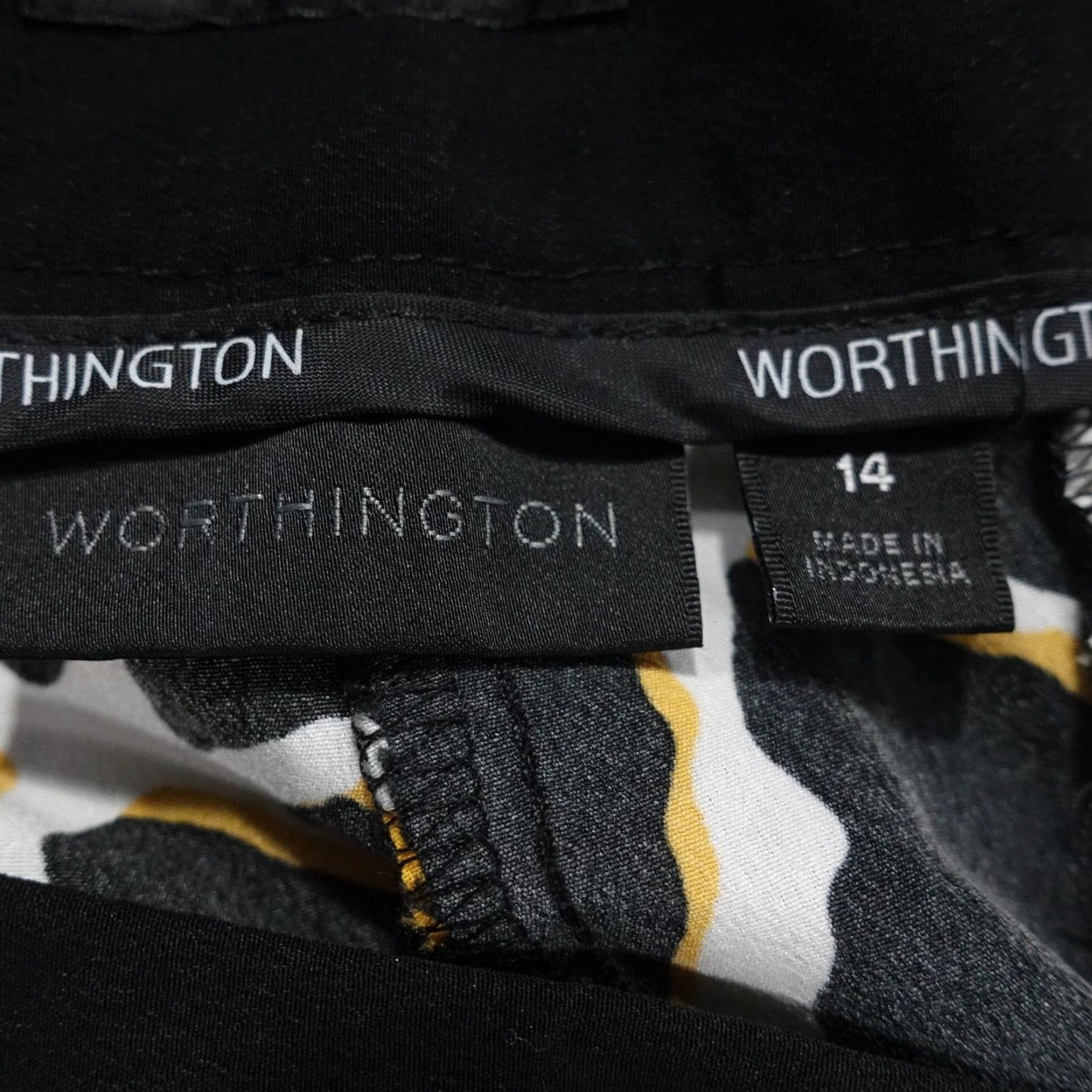 Worthington Worthington Skimmer Shorts Womens 14 Black Gold Giraffe Animal Print Slim Fit Casual Summer Womens Size 36" / US 14 / IT 50 - 5 Thumbnail