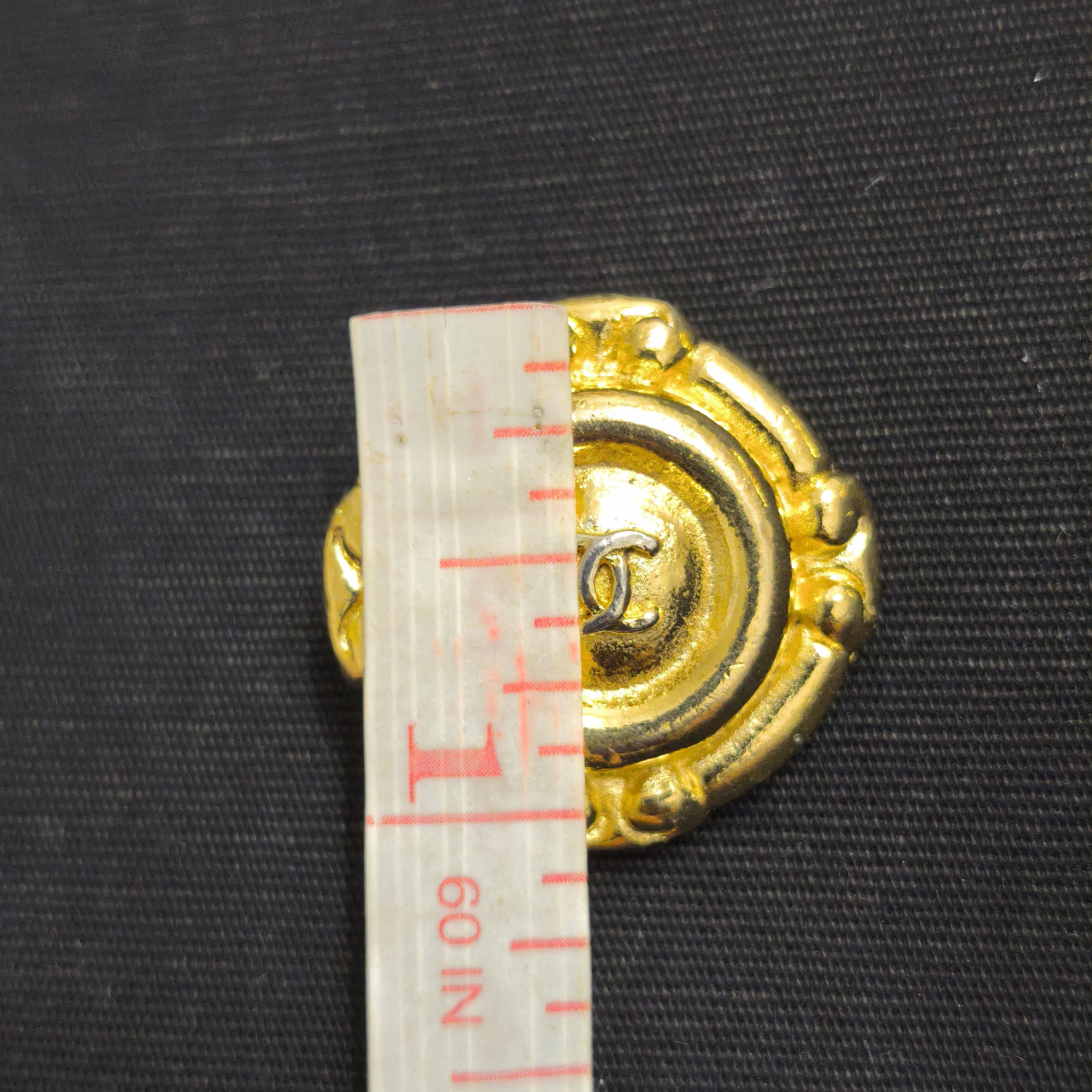 Chanel 70s - 80s Chanel CC Logo Button Clip on earrings Gold Plated Size ONE SIZE - 8 Thumbnail
