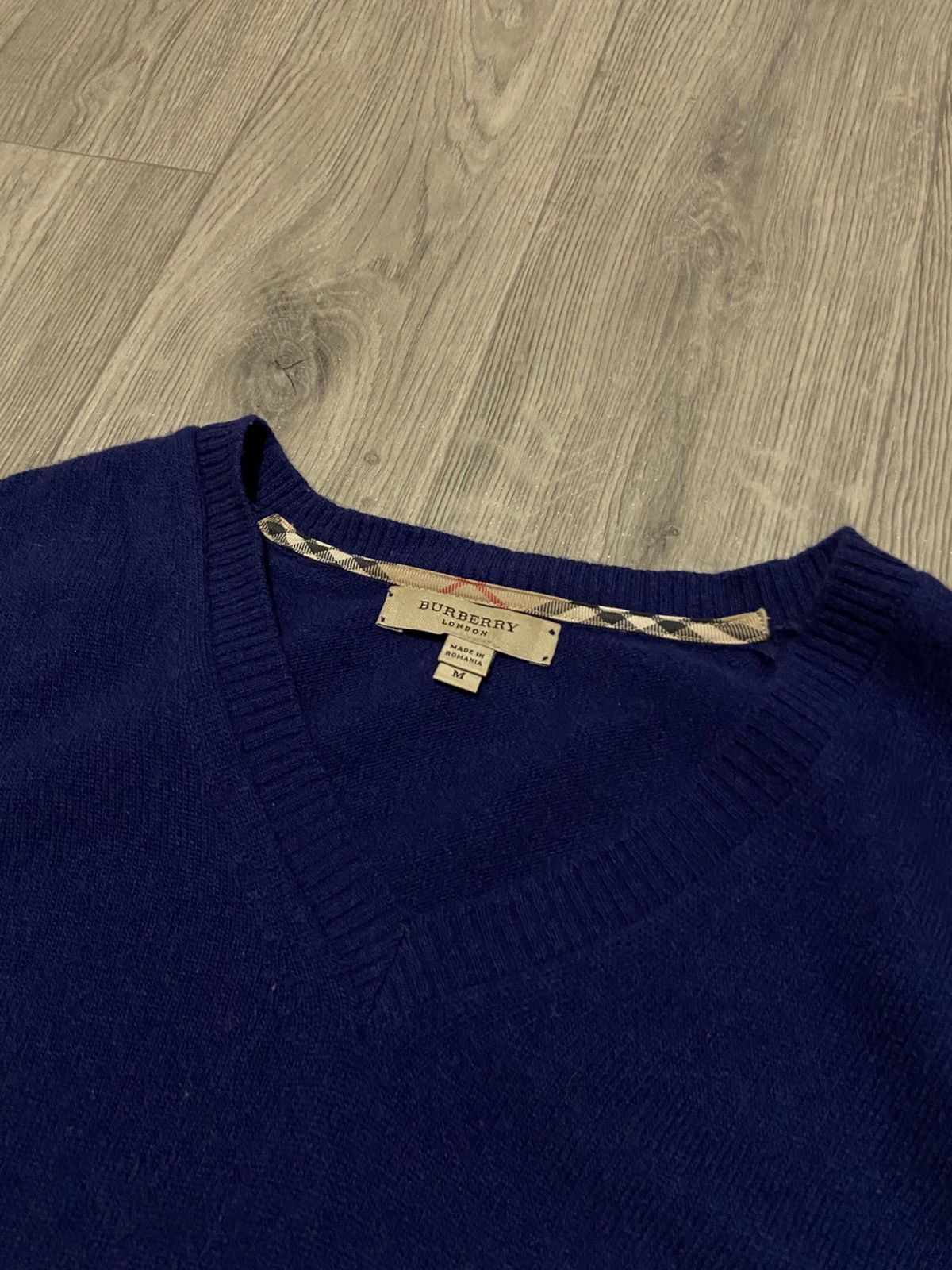 Burberry Burberry London V-neck Merino Wool Sweater Size M Navy Blue Size US M / EU 48-50 / 2 - 4 Thumbnail