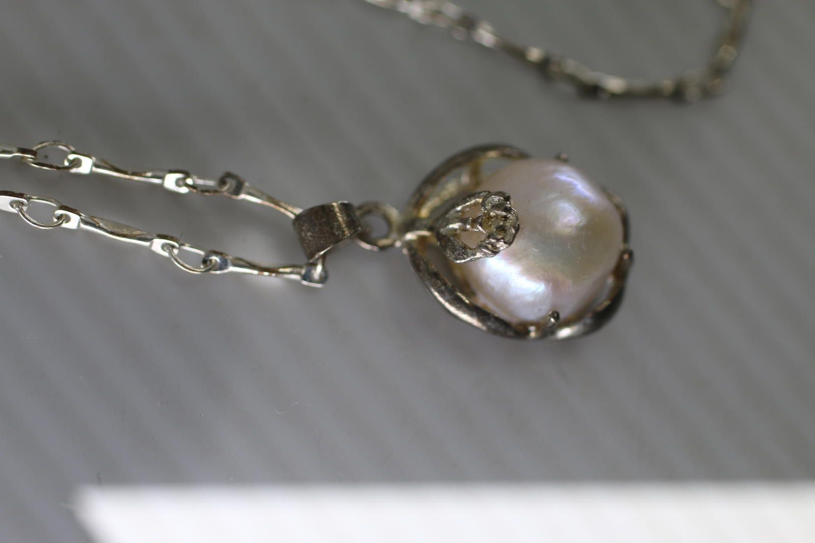 The Unbranded Brand Vintage Silver Tone Pearl Pendant Necklace Single Pearl Size ONE SIZE - 4 Thumbnail
