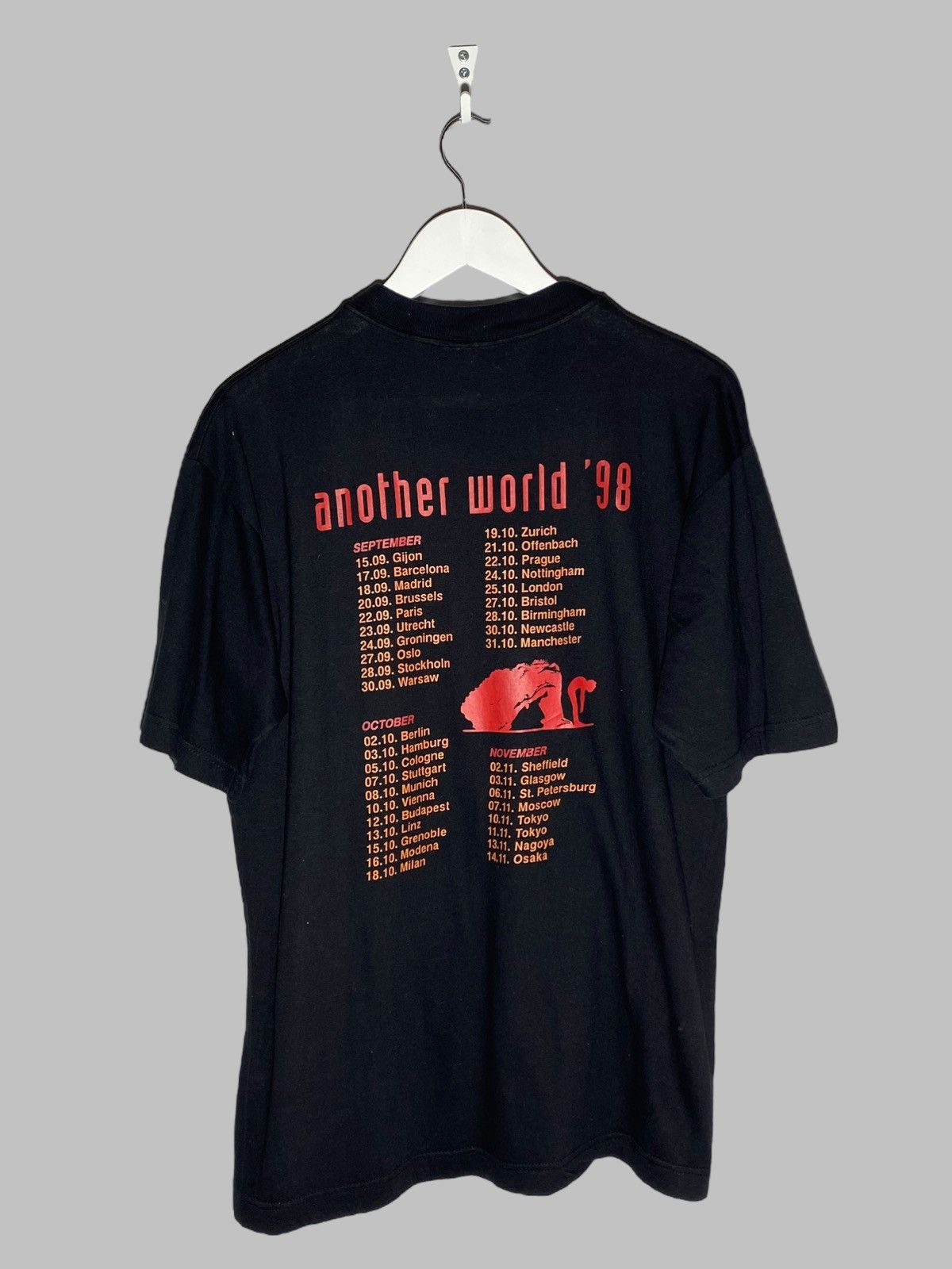 Band Tees 🔥 VINTAGE BRIAN MAY TOUR 1998 BAND TEE QUEEN ANOTHER WORLD 🔥 Size US M / EU 48-50 / 2 - 2 Thumbnail