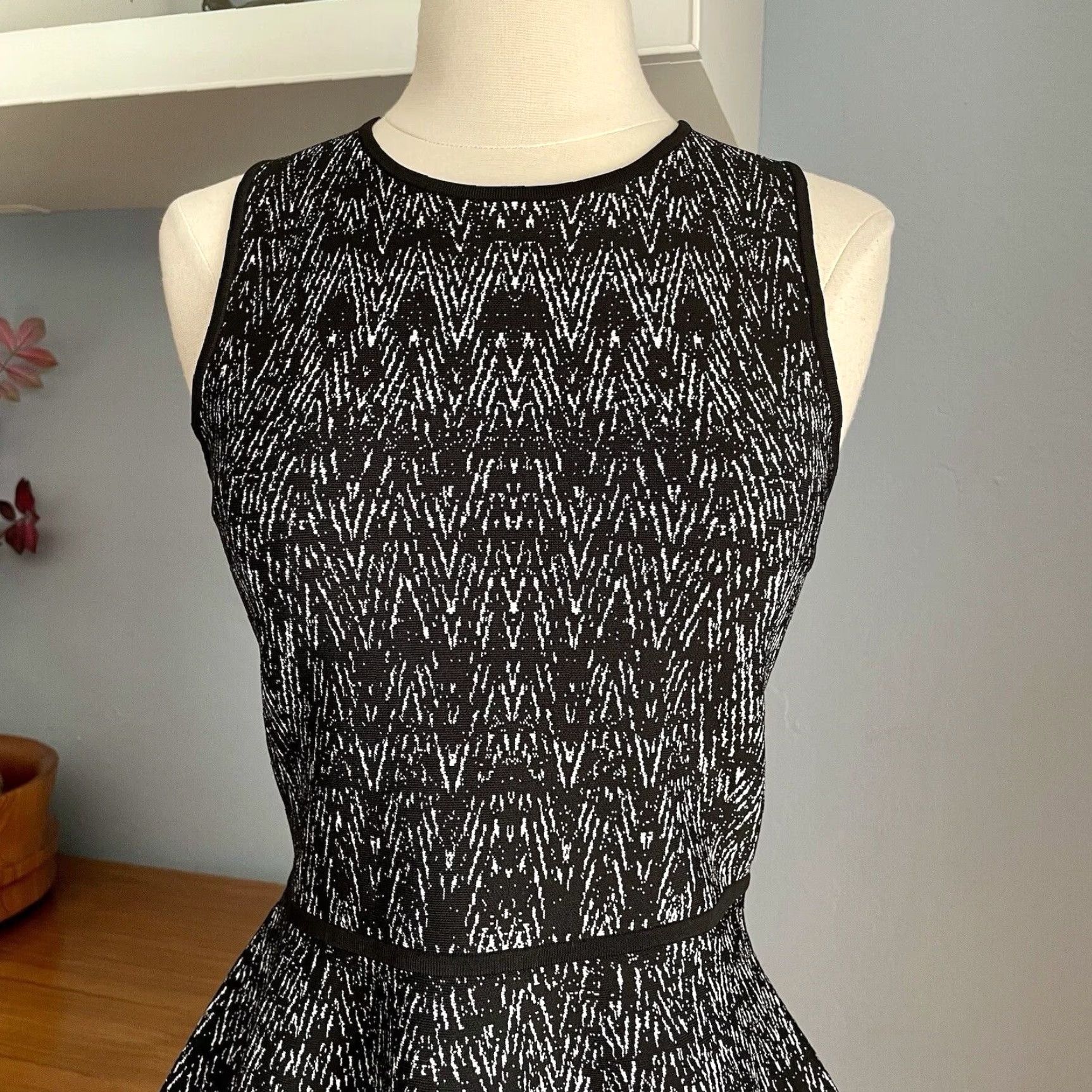 Roland Mouret Roland Mouret Blouse Sleeveless Knit Peplum Top Black White S Women Size S / US 4 / IT 40 - 2 Thumbnail