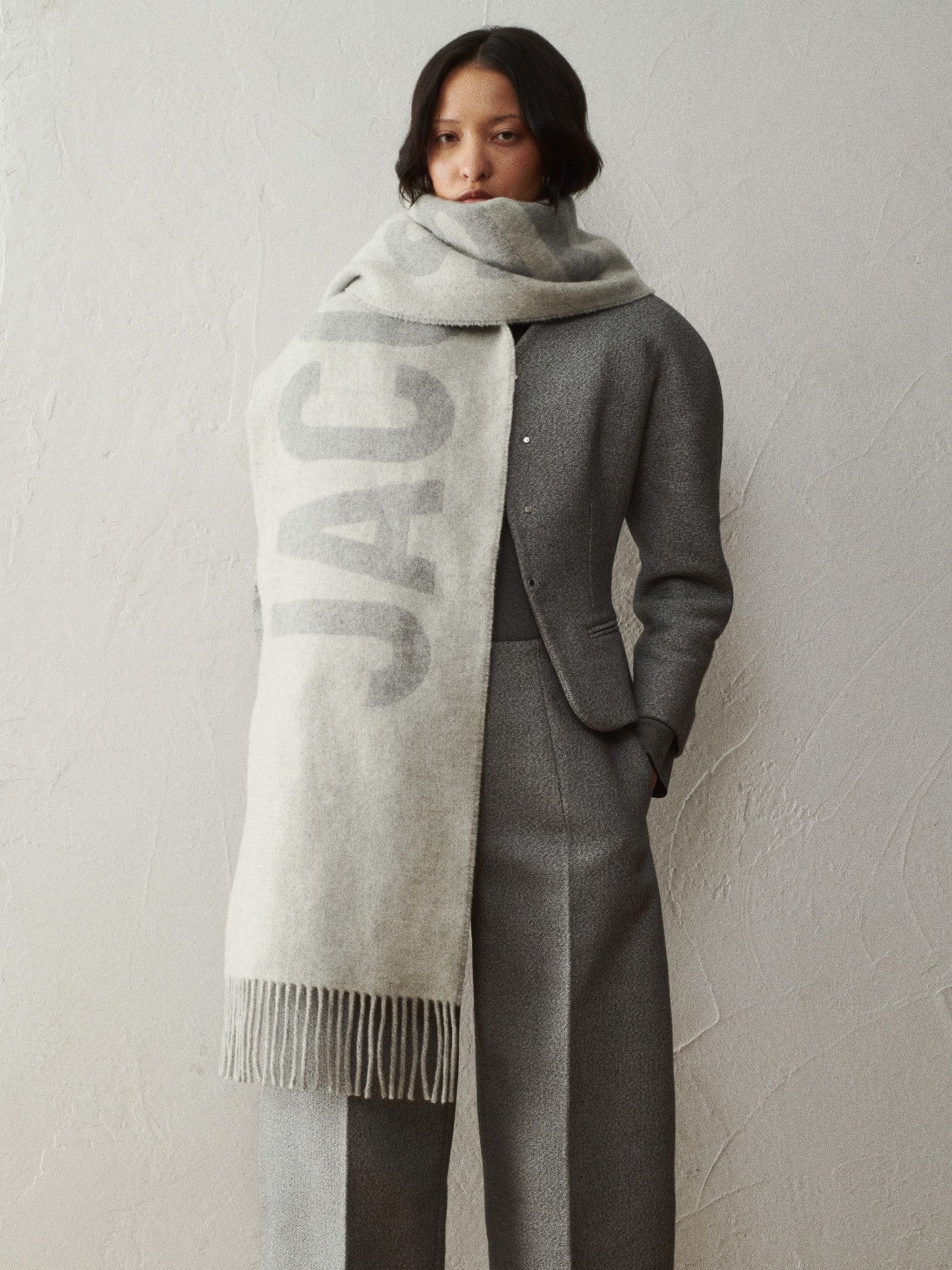 Jacquemus Contrast Iconic Logo Felted Wool Gray Scarf FW25 Le Palmier Size ONE SIZE - 9 Thumbnail