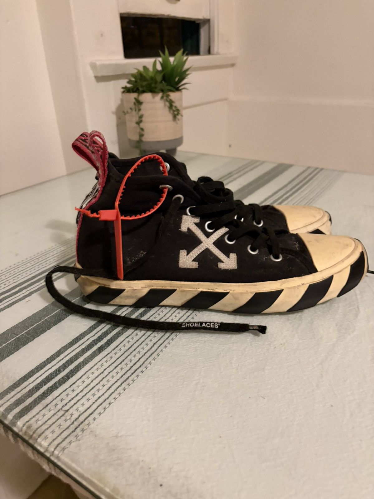 Off-White Off White EU43 Vulcanized Hi Top Sneakers Size US 10 / EU 43 - 2 Thumbnail