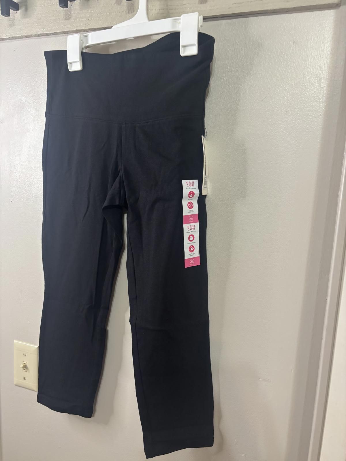 Designer Utopia Women's Hi-Rise Capri Leggings - Black - Size Small Size 28" / US 6 / IT 42 - 1 Thumbnail