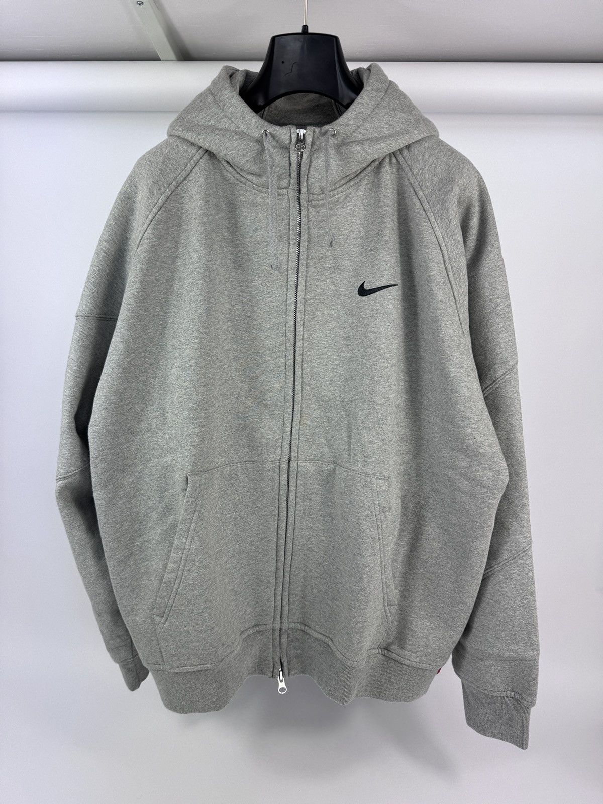 Nike × Supreme LOGO EMBROIDERED ZIP UP HOODIE | Grailed Nike × Supreme LOGO EMBROIDERED ZIP UP HOODIE | Grailed