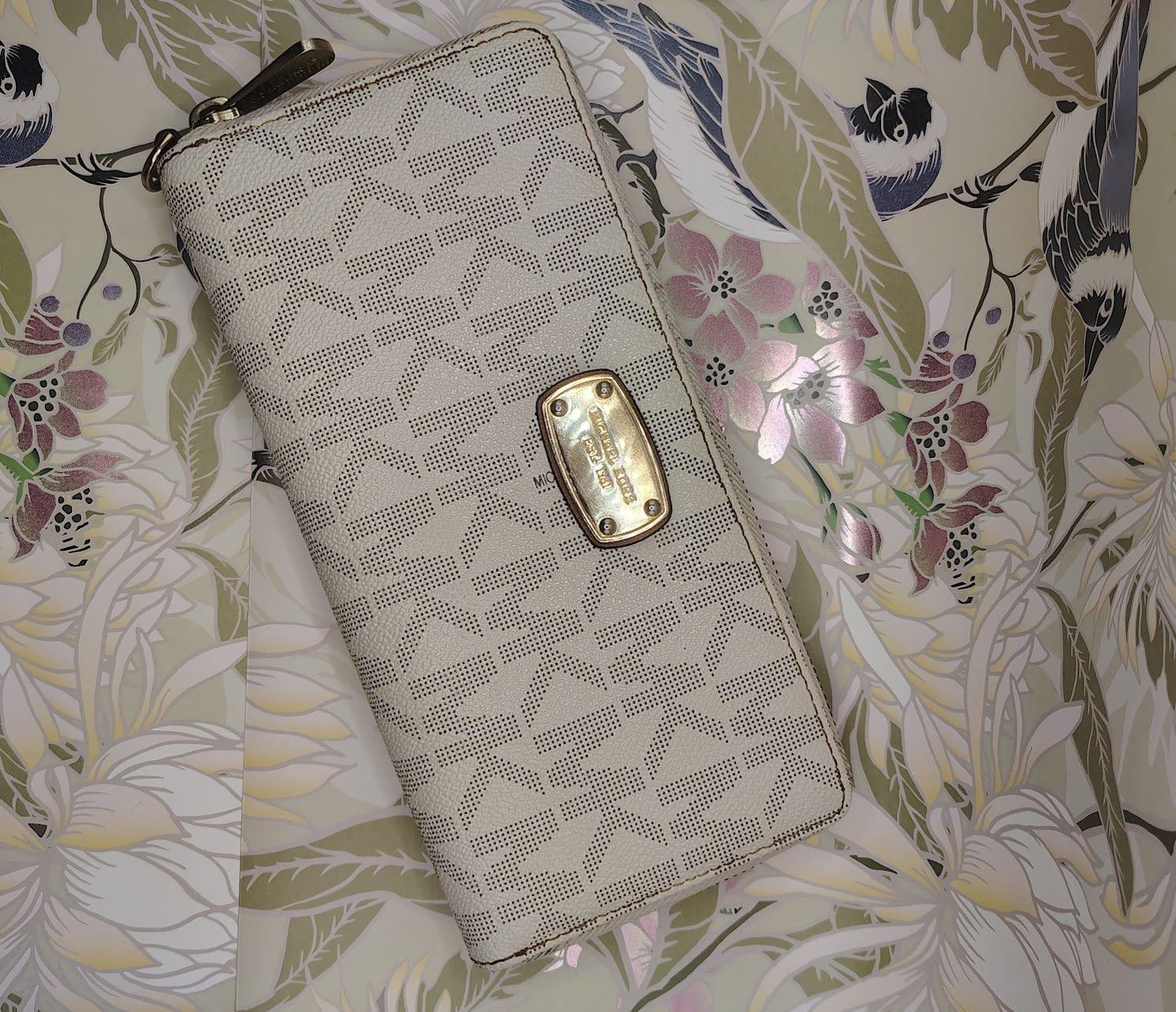 Michael Kors Michael Kors Wallet in the vanilla signature-print canvas. Size ONE SIZE - 1 Thumbnail