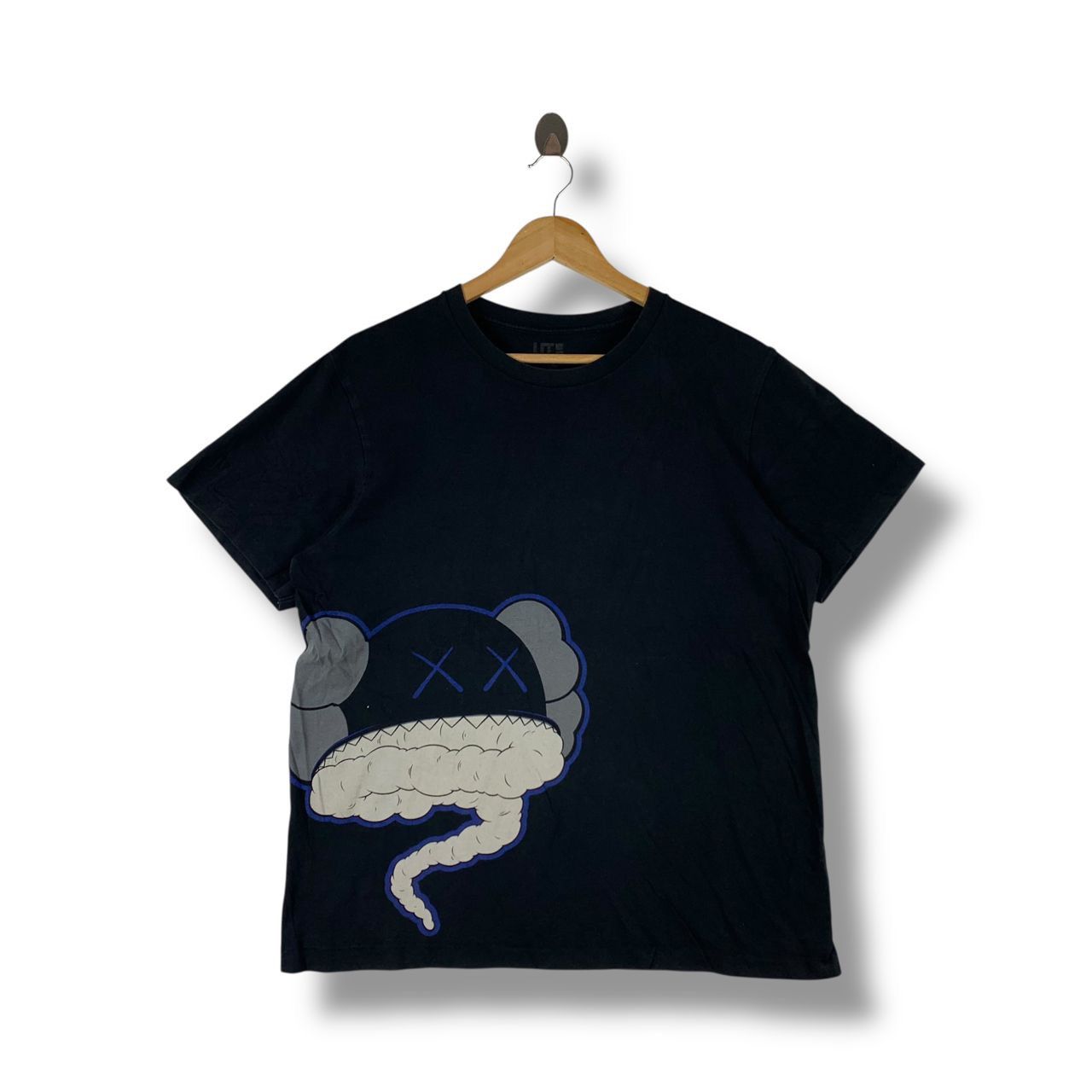 Japanese Brand × Kaws × Uniqlo UNIQLO X KAWS japanesebrand tee Size US L / EU 52-54 / 3 - 1 Thumbnail
