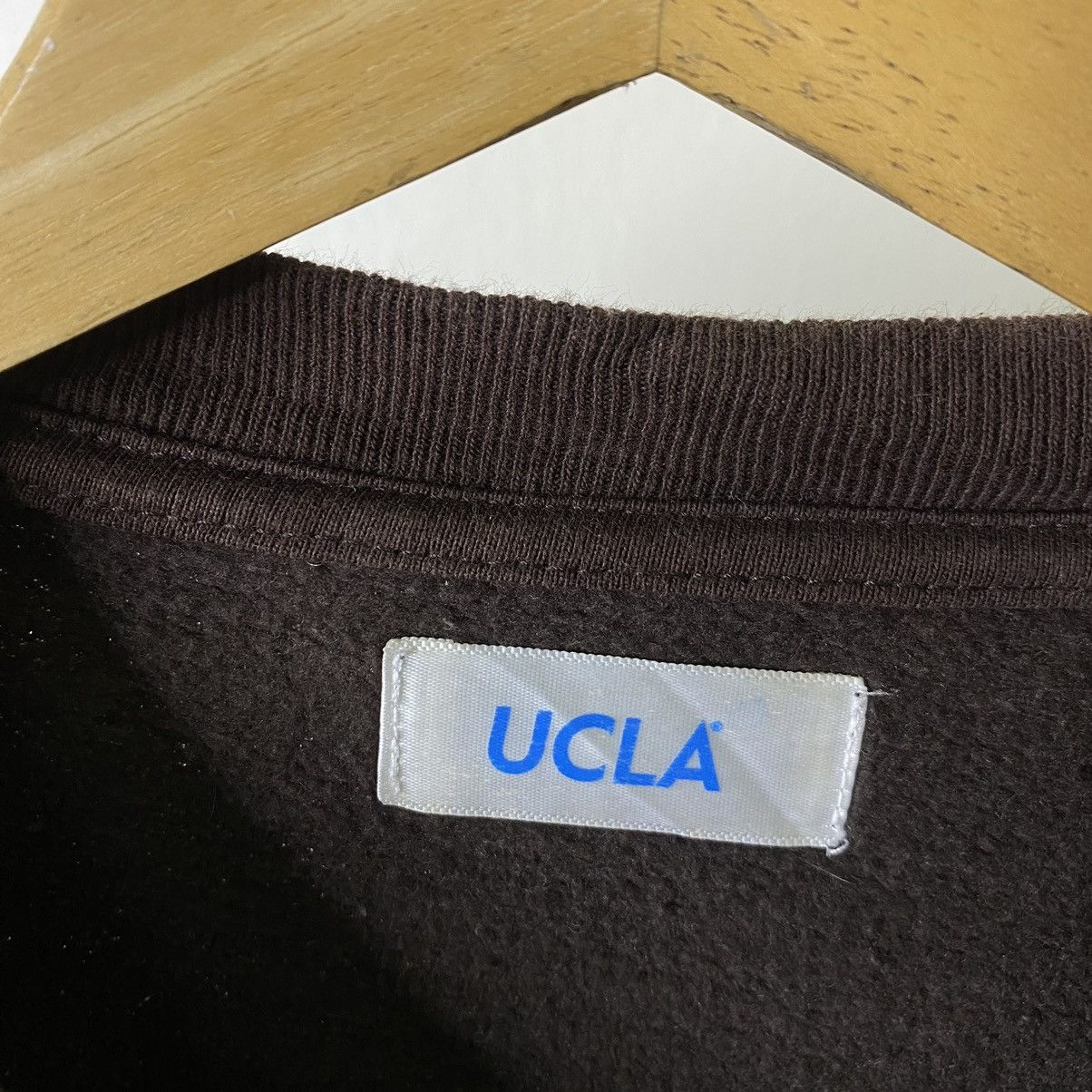 Vintage 2000s UCLA University Carpet Logo Sweatshirt Travis Brown Size US L / EU 52-54 / 3 - 3 Thumbnail