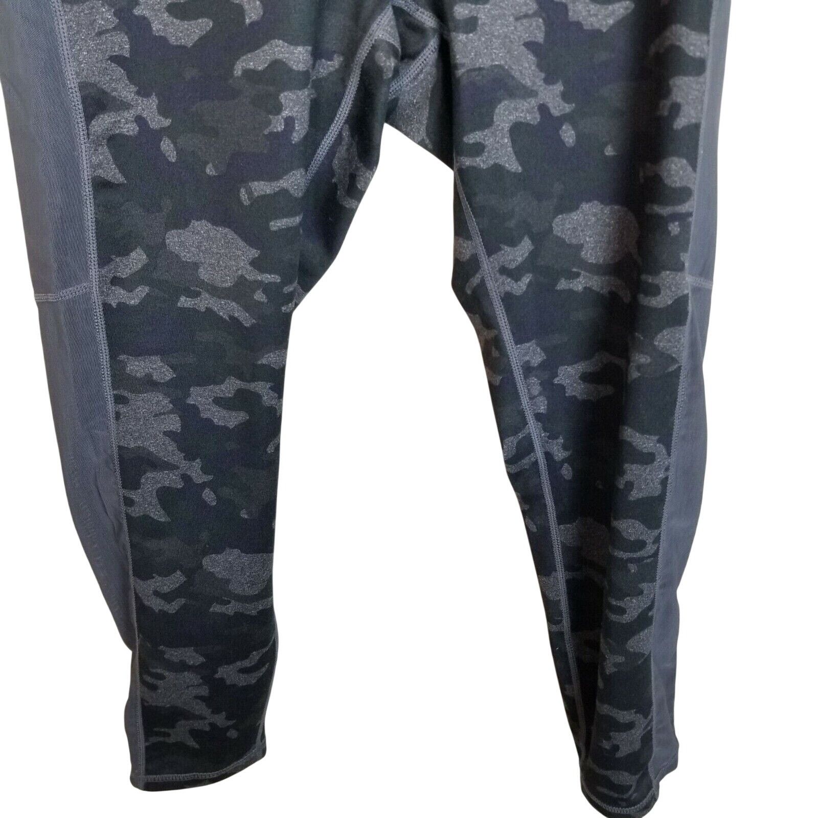 Fabletics Fabletics Womens Camo Crop Leggings Size M Stretch Yoga Size 28" / US 6 / IT 42 - 3 Thumbnail