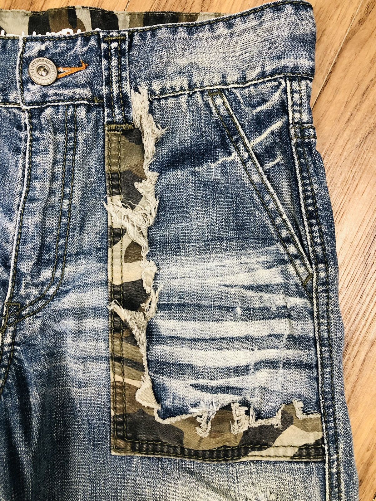 Twenty TWENTY WORKS Distressed Camo Jeans (38) Size US 31 - 8 Thumbnail