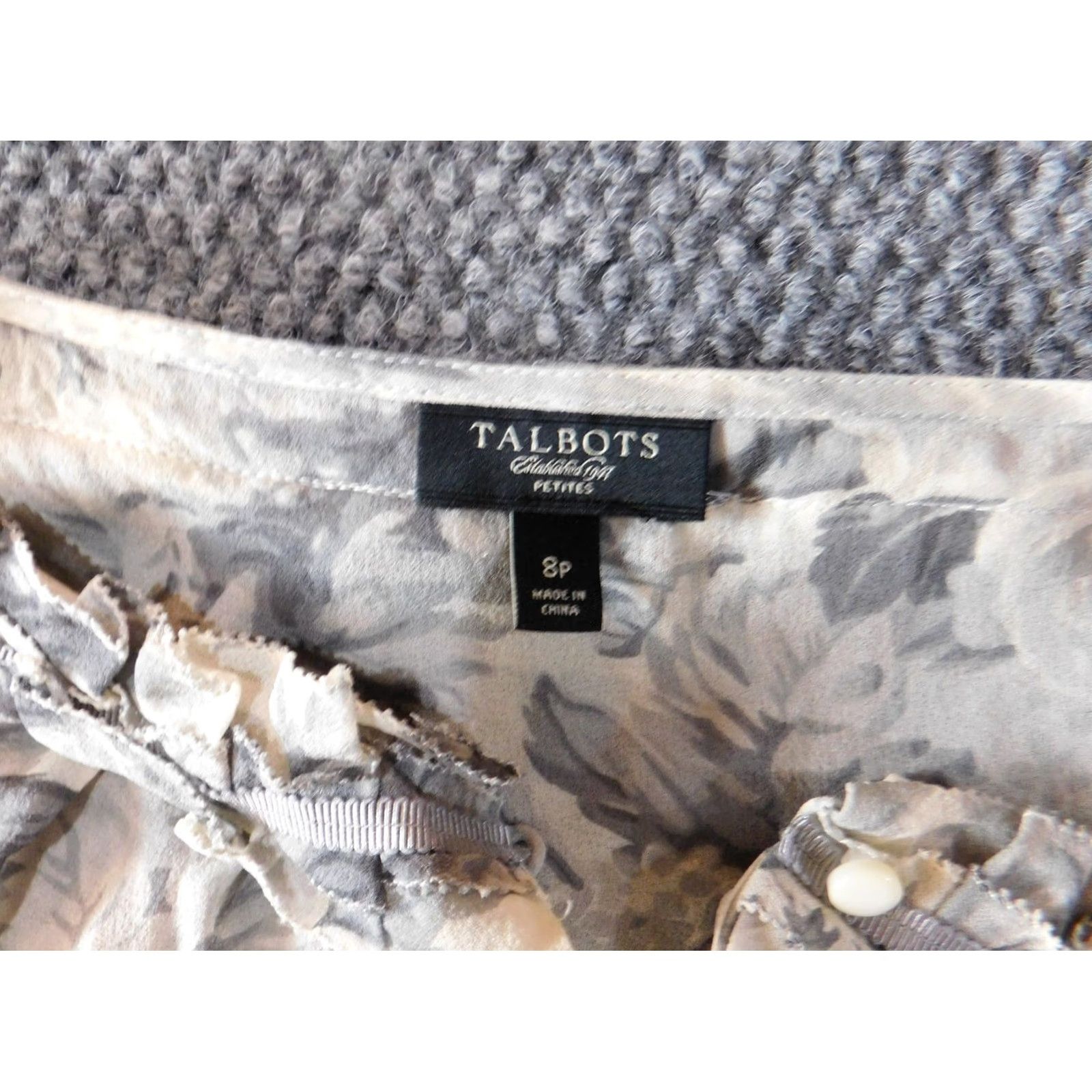 Talbots Talbots Blouse Petites 8P Gray Floral Silk Rayon Crew Neck Short Sleeve Pullover Casual Women’s Top Size M / US 6-8 / IT 42-44 - 4 Thumbnail
