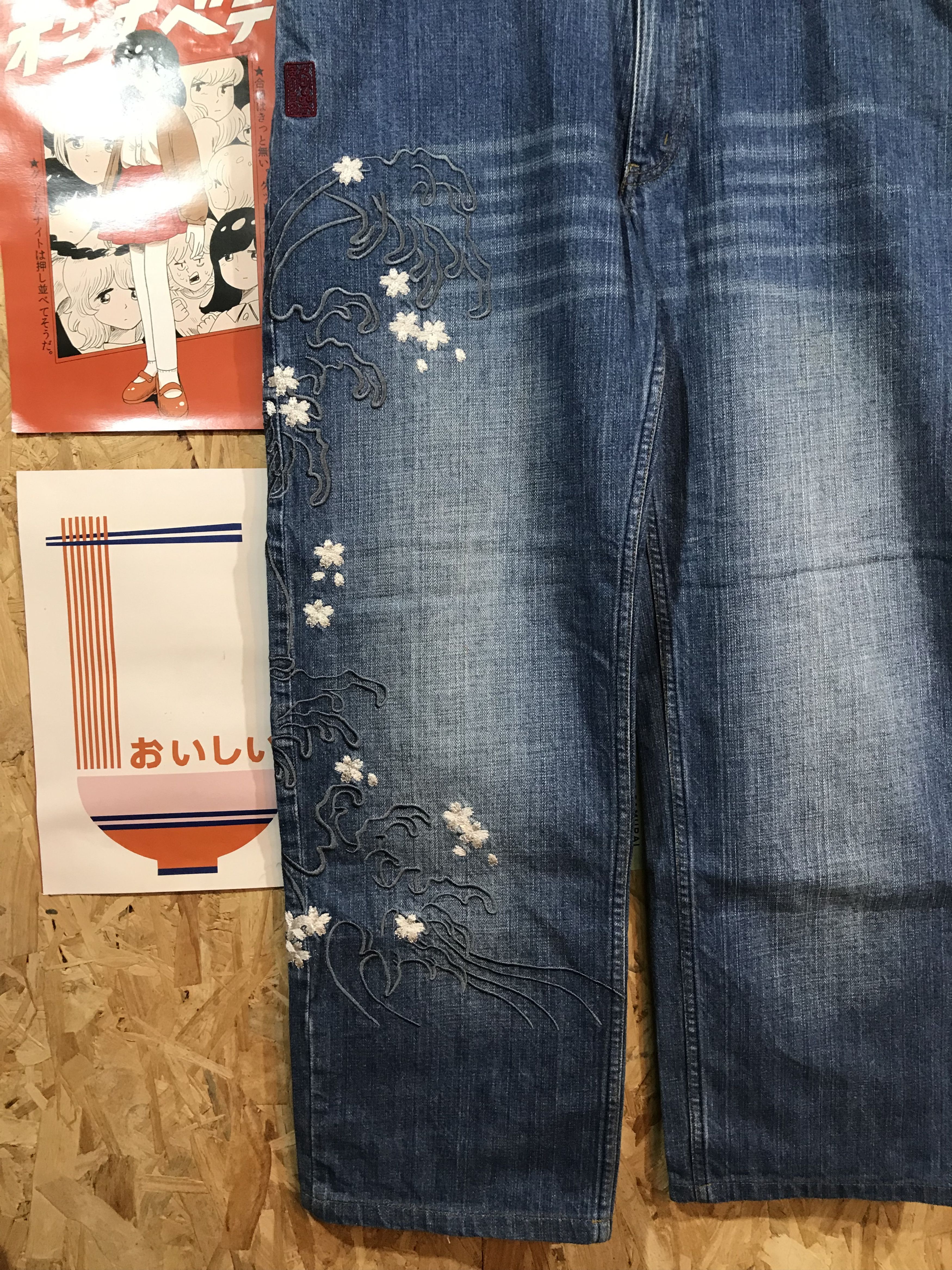 Karakuri Tamashii Karakuri Tamashii Embroidered Koi Wave Denim (Light Wash) Size US 33 - 2 Thumbnail