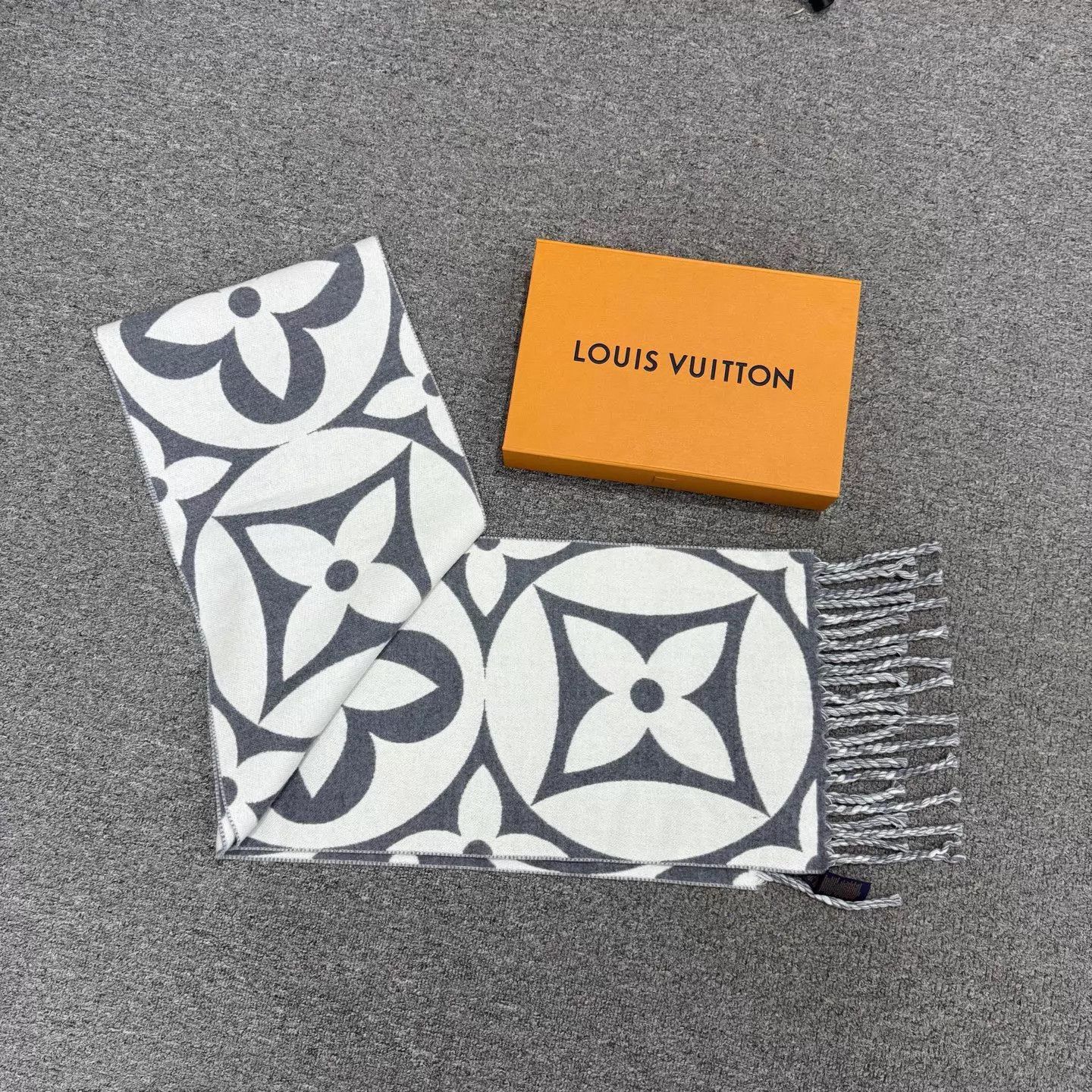 Louis Vuitton LV 23FW New Monogram Tassel Scarf 30x209cm Unused Size ONE SIZE - 1 Thumbnail
