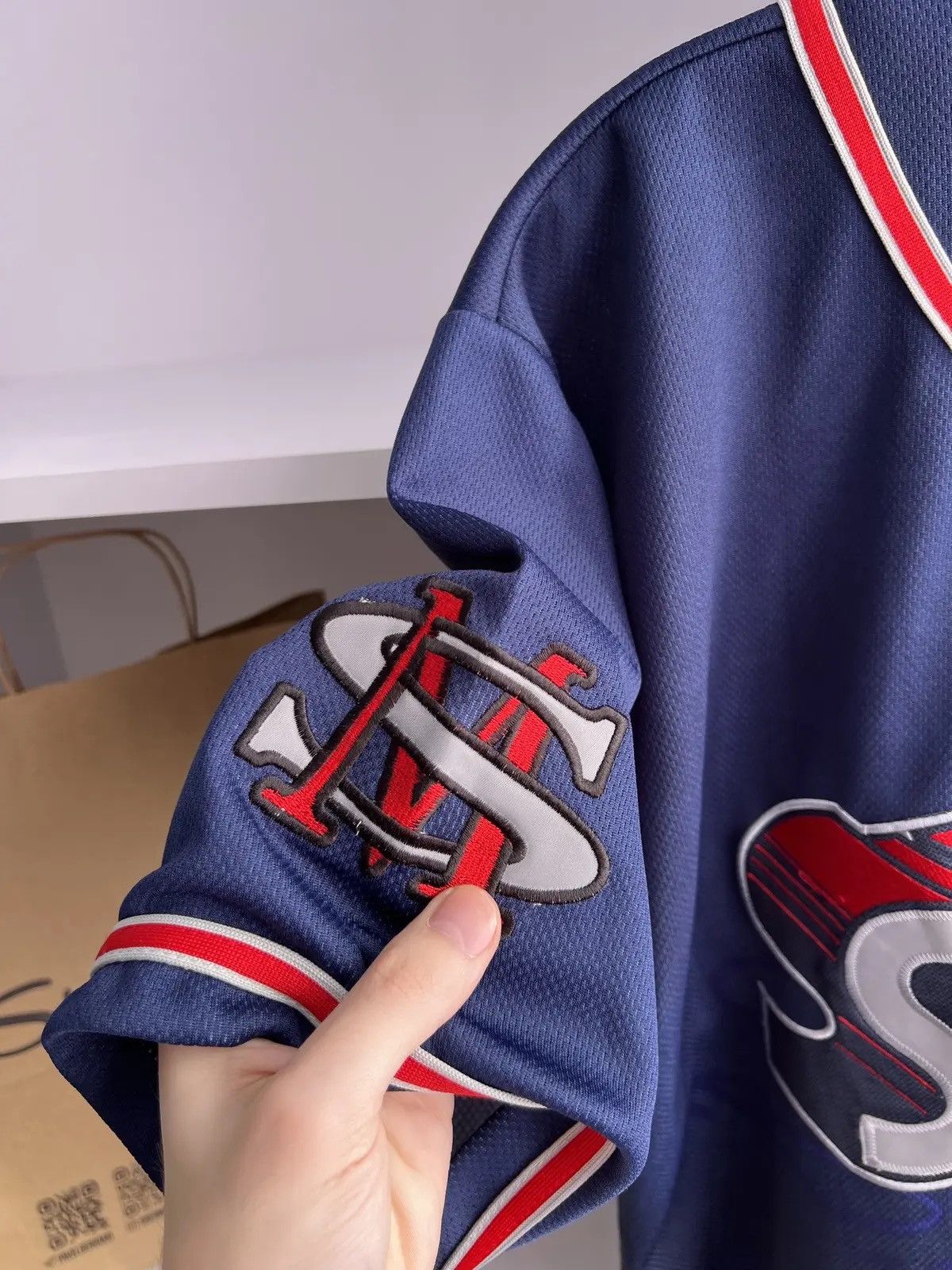 DC Comics × Vintage Vintage Superman Embroidered Warner Bros Jersey Size US L / EU 52-54 / 3 - 6 Thumbnail
