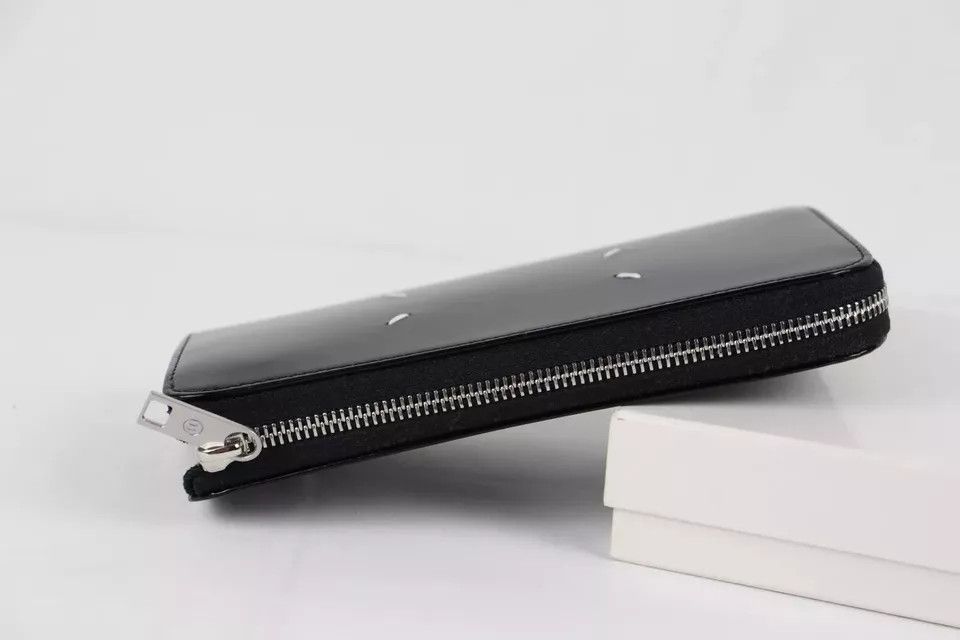 Maison Margiela o1rshd1 Size: OS / Logo Zip Wallet in Black Size ONE SIZE - 3 Thumbnail