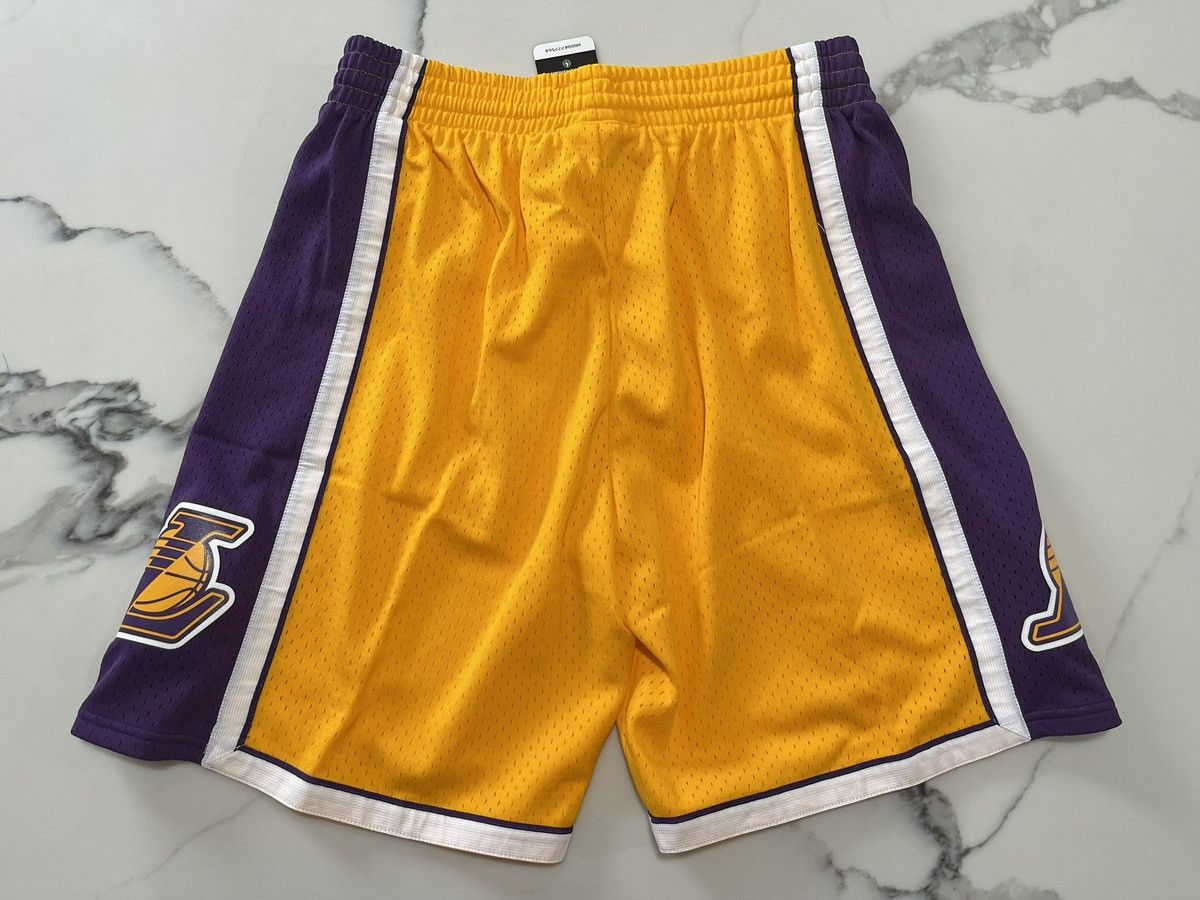 Mitchell & Ness Mitchell & Ness NBA Shorts Los Angeles Lakers 2009 Sz Large Size US 36 / EU 52 - 2 Thumbnail