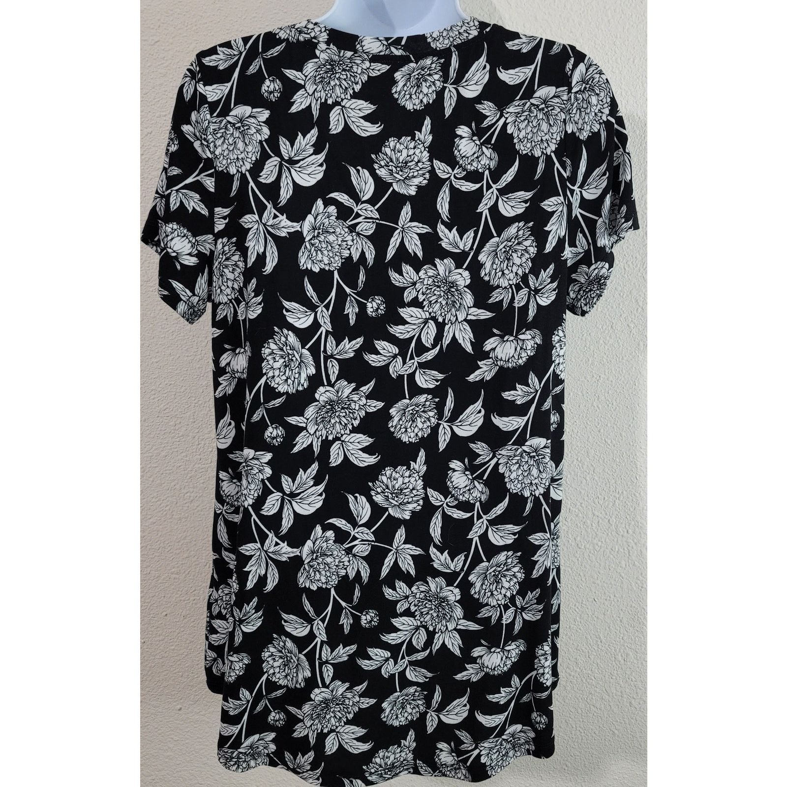 Other LuLaRoe Black White Floral Hi Low Hem Top Small V Neck Size S / US 4 / IT 40 - 2 Thumbnail