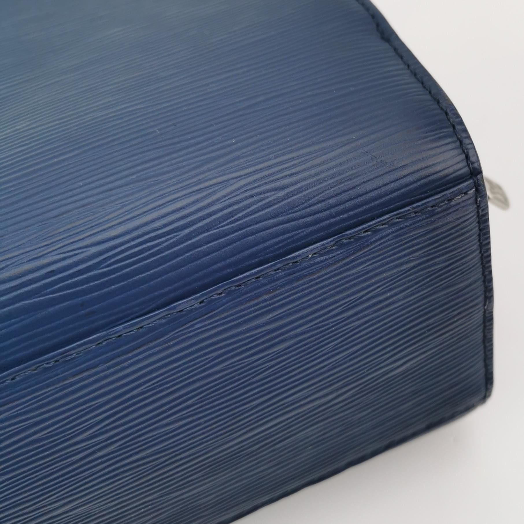 Louis Vuitton Louis Vuitton (LV) Pont Neuf leather solid color water ripp Size ONE SIZE - 9 Thumbnail