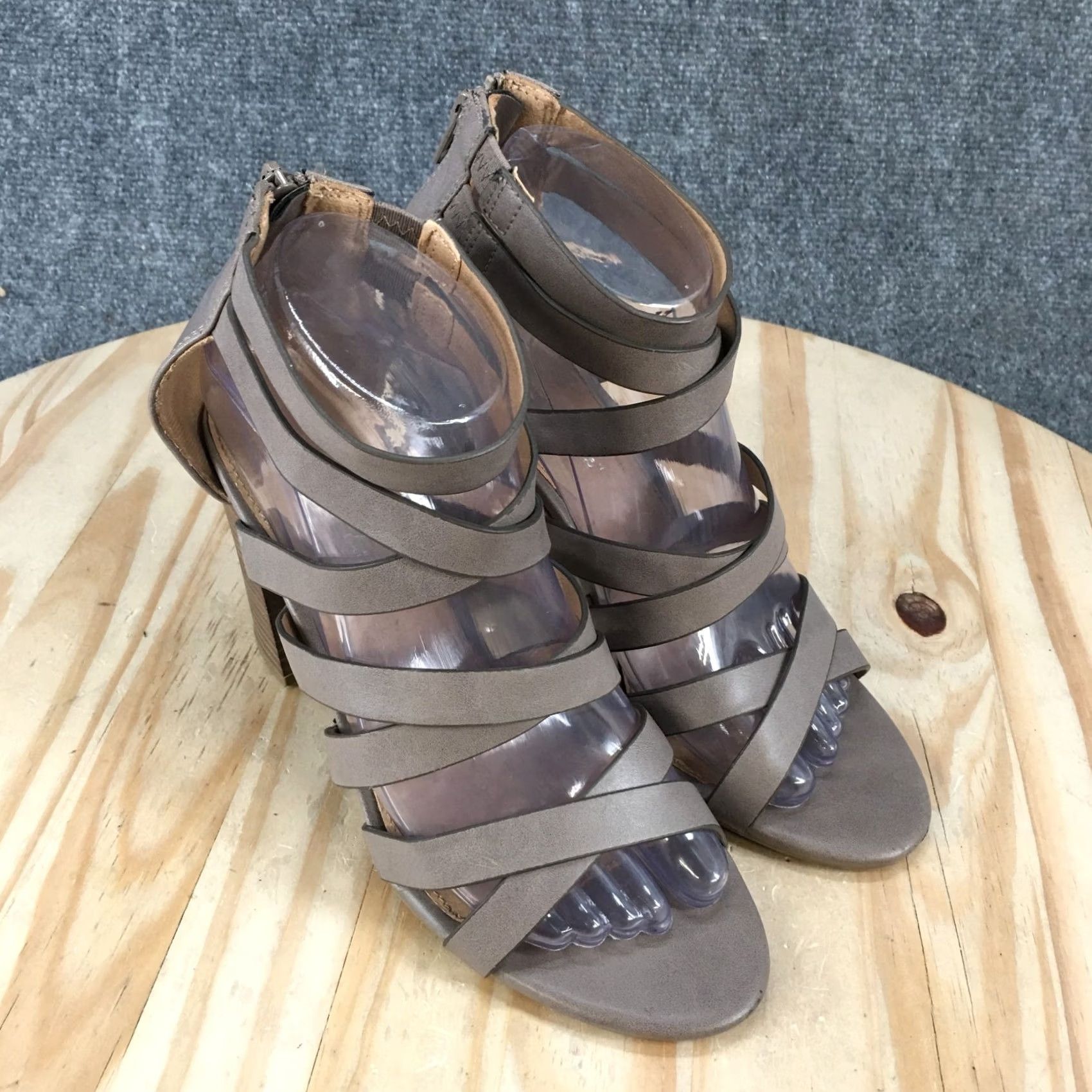 Vintage American Eagle Sandals Womens 7.5 Beige Strappy Faux Leather Heels Zip Back Size US 8 / IT 38 - 3 Thumbnail