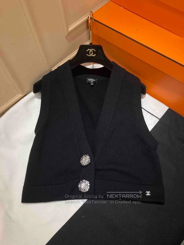 Chanel Black large diamond buckle full cashmere vest