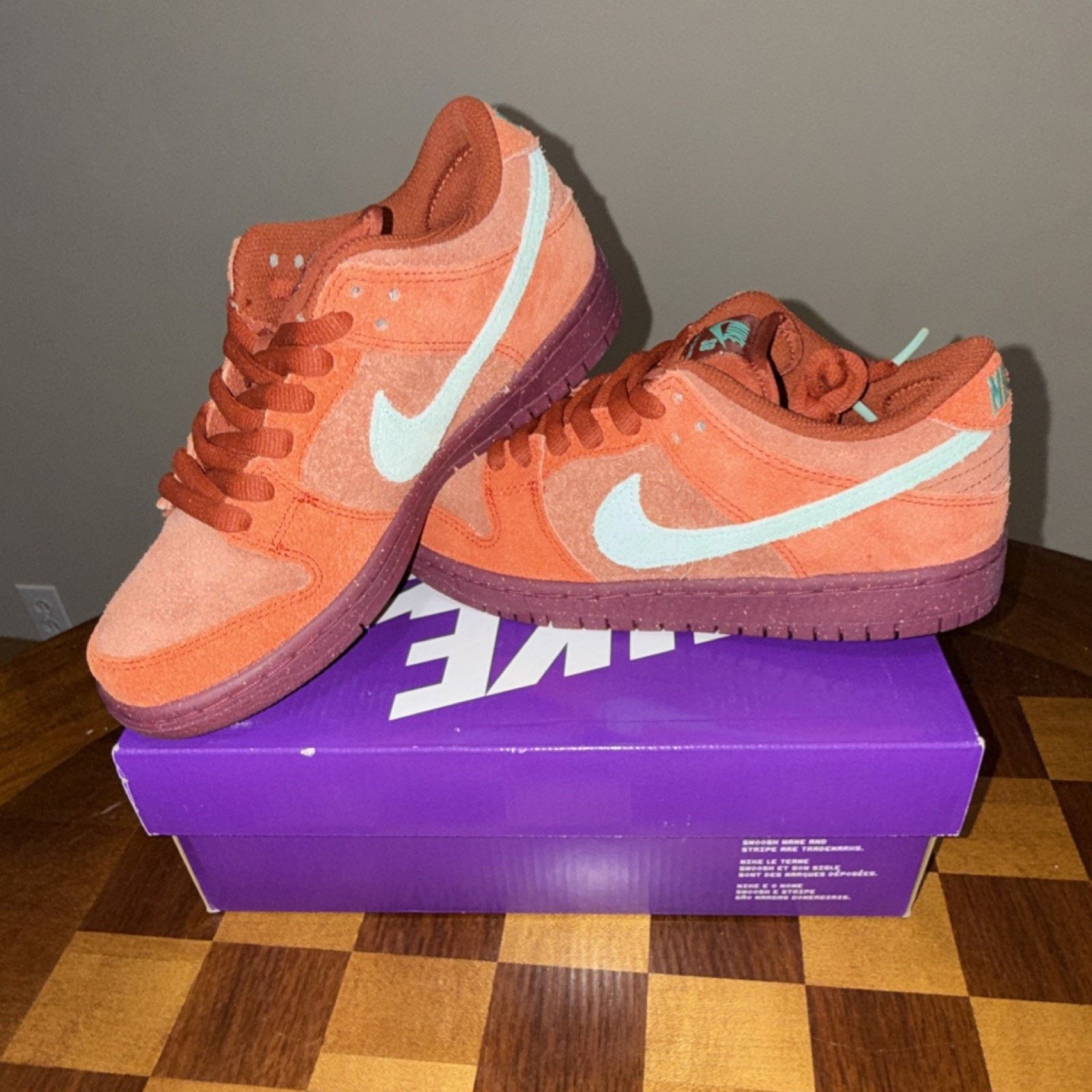 Nike Nike SB Dunk Low Pro PRM Mystic Red/Emerald Rise Suede Women Size US 5 / EU 37 - 1 Thumbnail