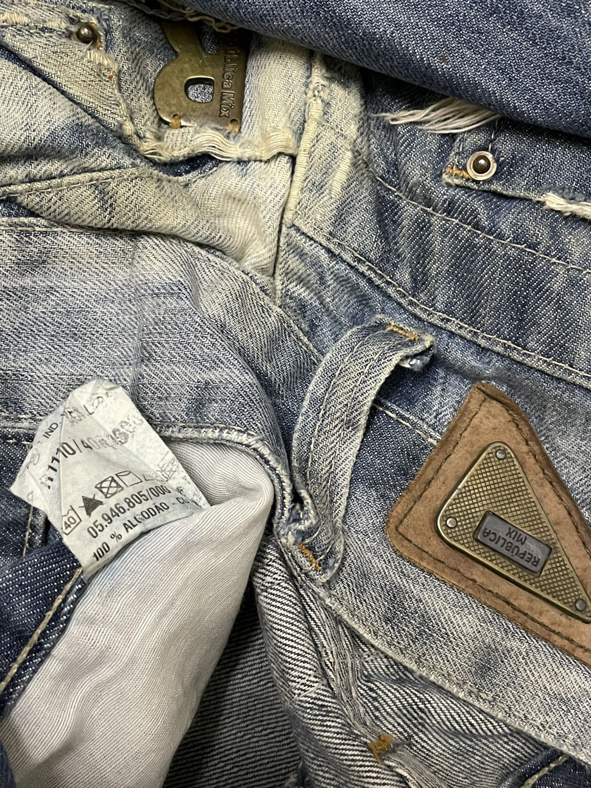 Japanese Brand VINTAGE REPUBLICA MIX DESIGNER JAPAN MUDWASH RIPPED DENIM Size US 31 - 17 Thumbnail
