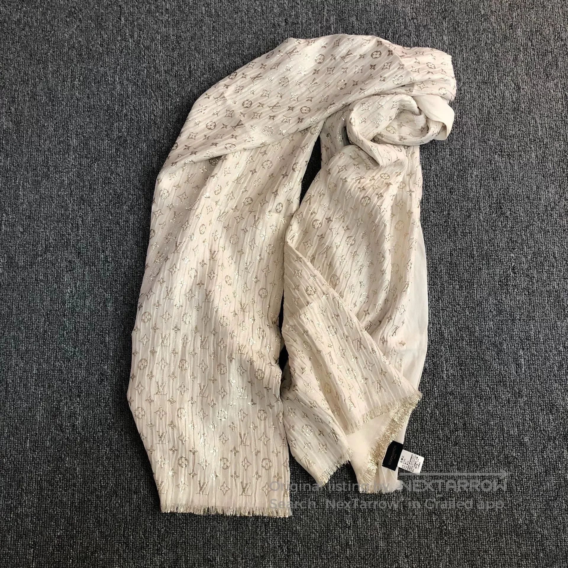 Louis Vuitton Louis Vuitton White Sequin Silk Scarf. Size ONE SIZE - 1 Thumbnail