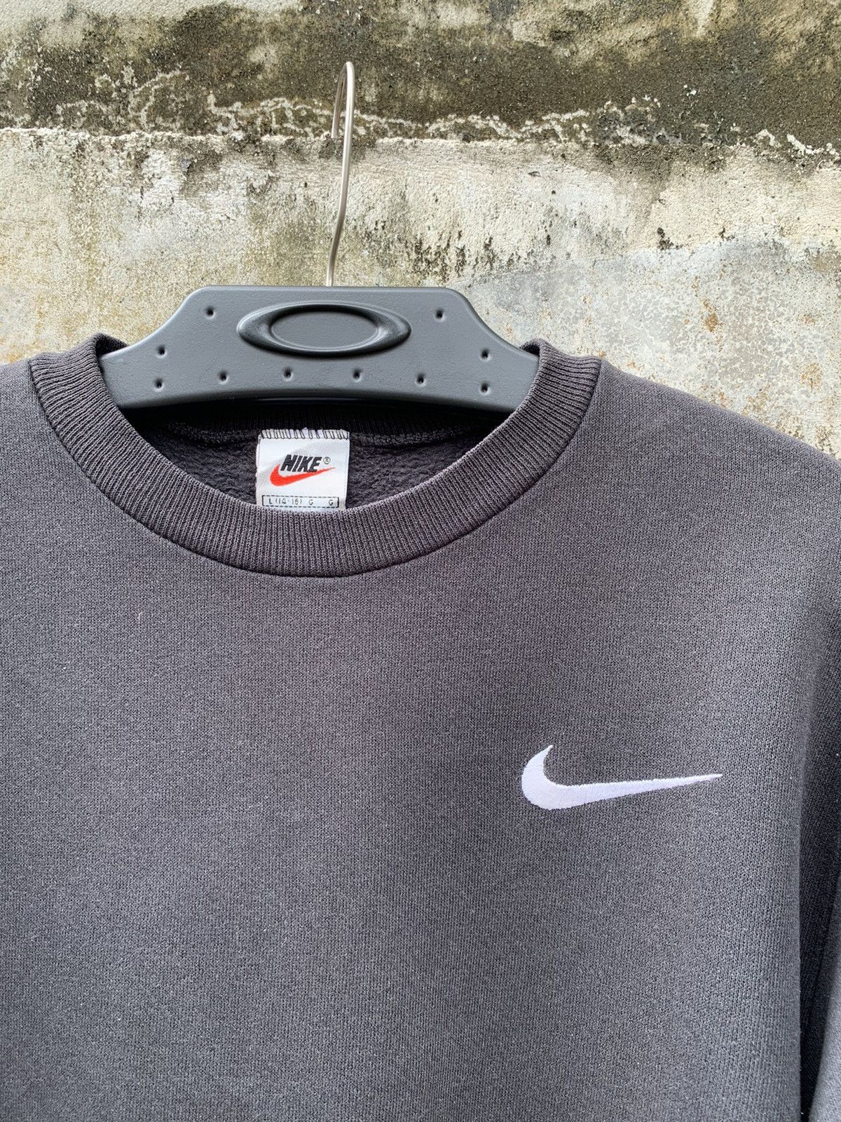 Nike Vintage 90s Nike Small Swoosh Crewneck Black Faded Size US S / EU 44-46 / 1 - 2 Thumbnail