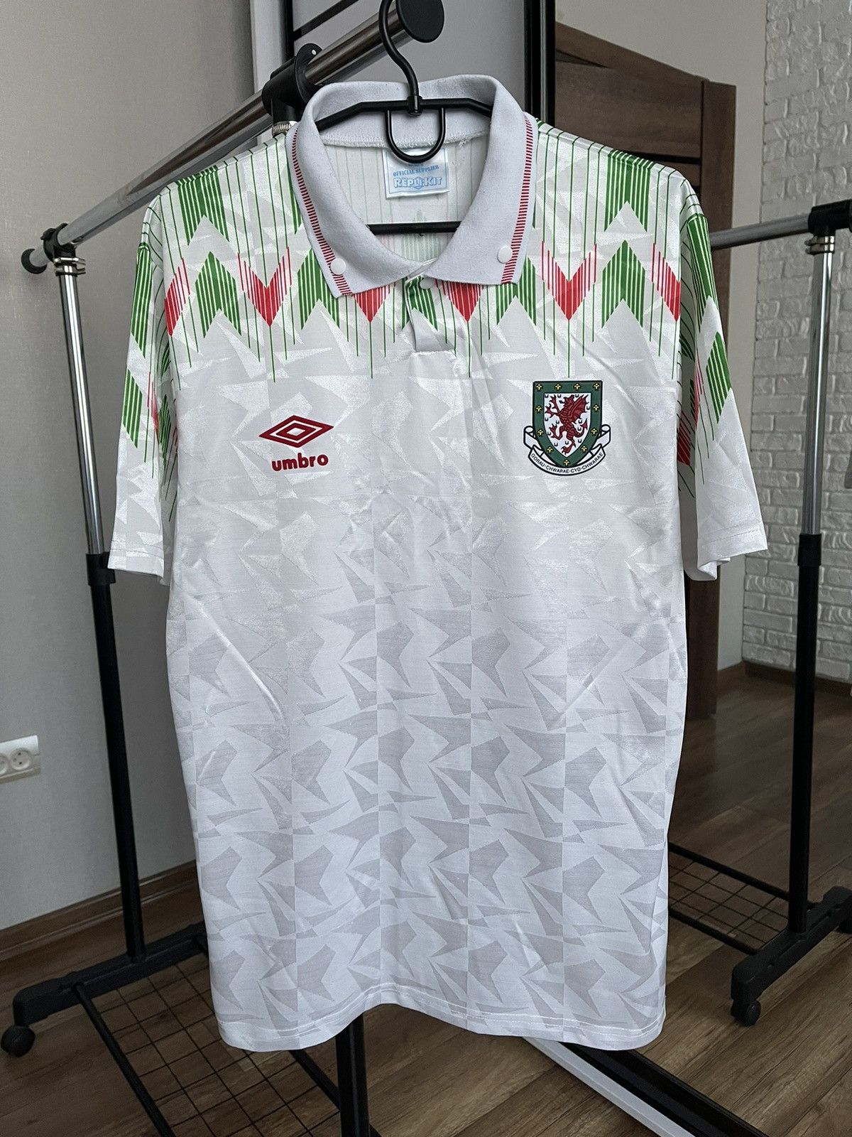 Umbro 1990/1992 Wales Umbro Vintage Away Soccer Jersey Size US L / EU 52-54 / 3 - 2 Thumbnail