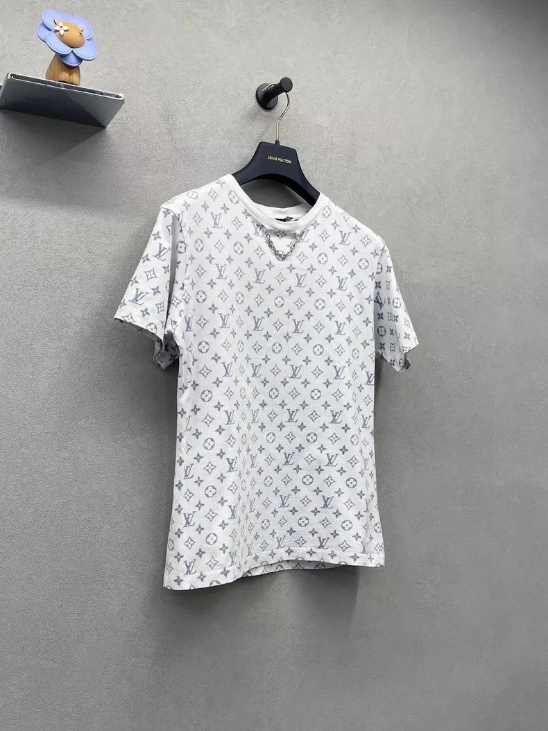 Louis Vuitton Louis Vuitton Neckline chain presbyopic full Logo short sl Size US M / EU 48-50 / 2 - 3 Thumbnail