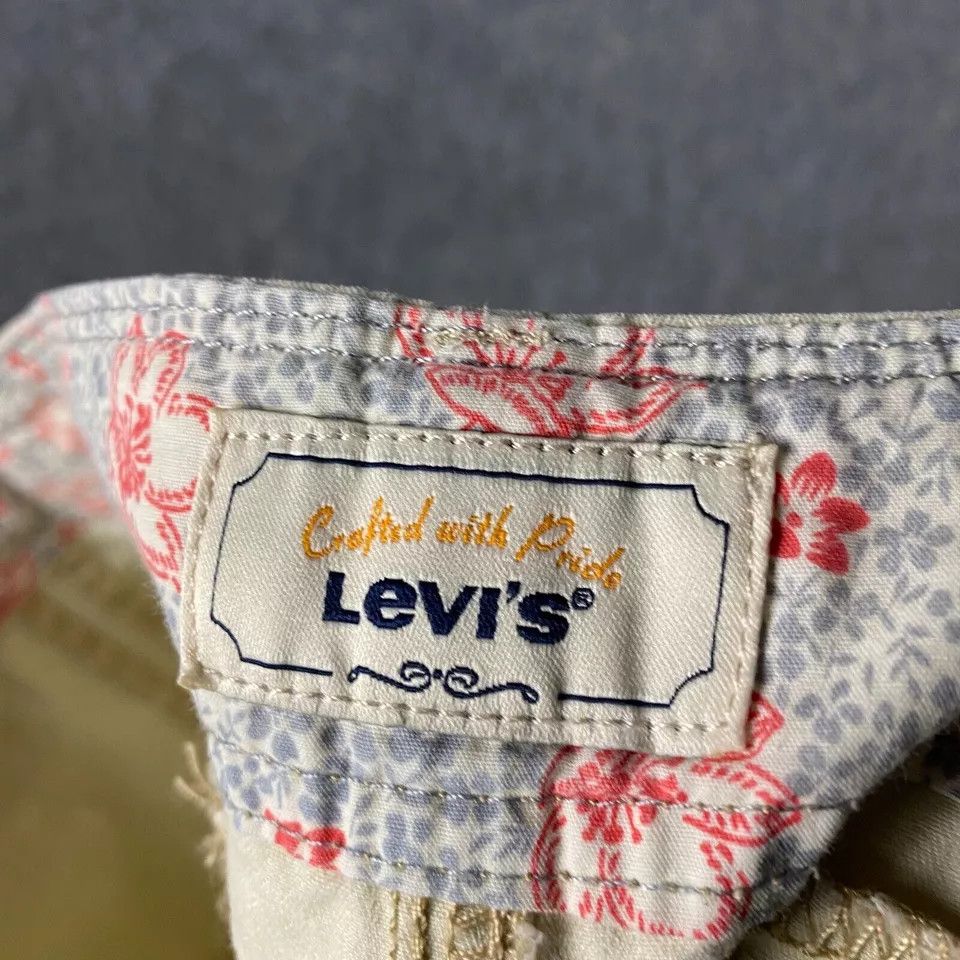 Levi's Levi's Shorts Women's Size 10 100% Cotton Beige Slash Size 32" / US 10 / IT 46 - 7 Thumbnail