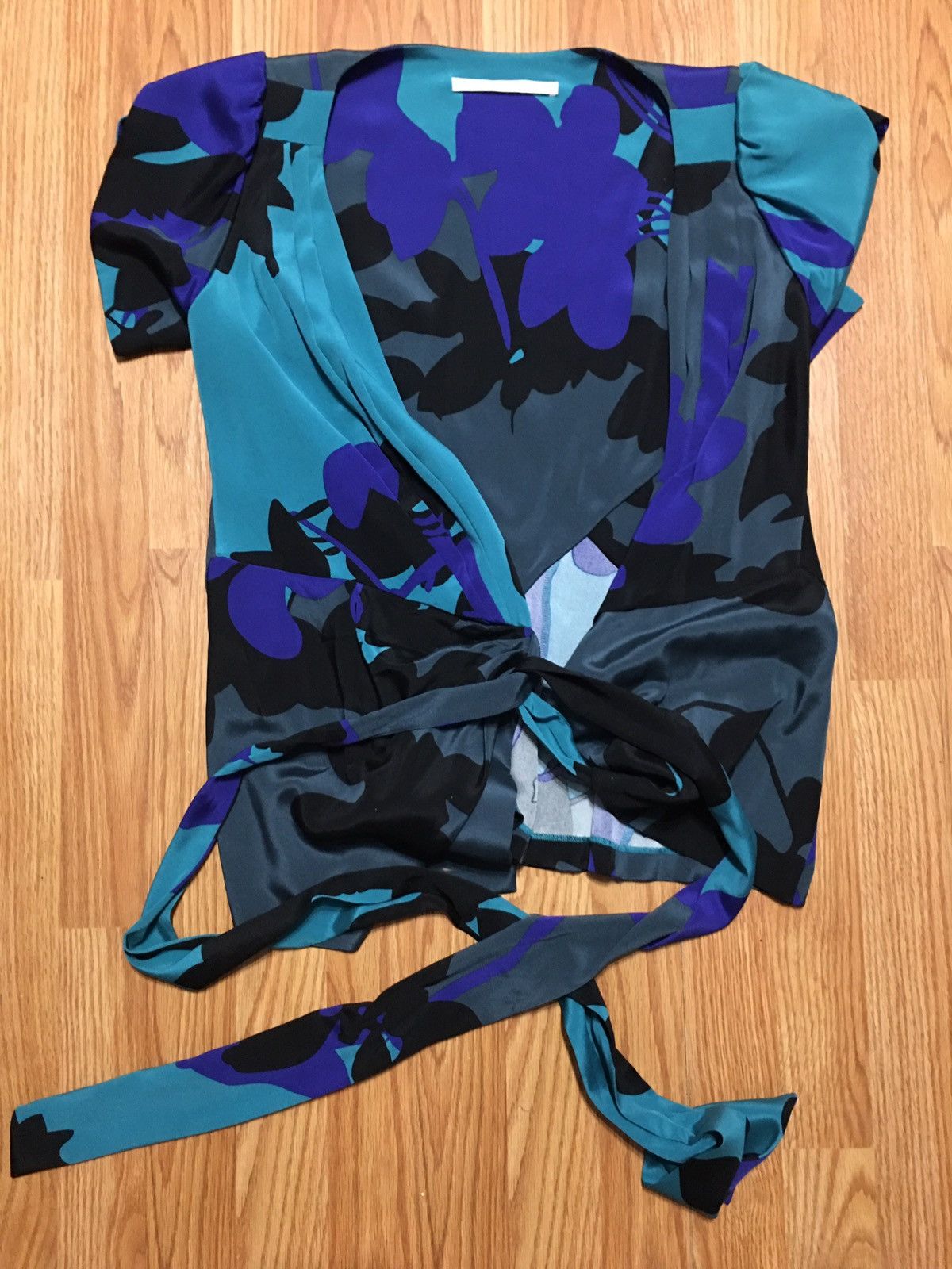 Diane von Furstenberg Diane von Furstenberg Rizerette Floral Print Silk Wrap Top Size S / US 4 / IT 40 - 7 Thumbnail